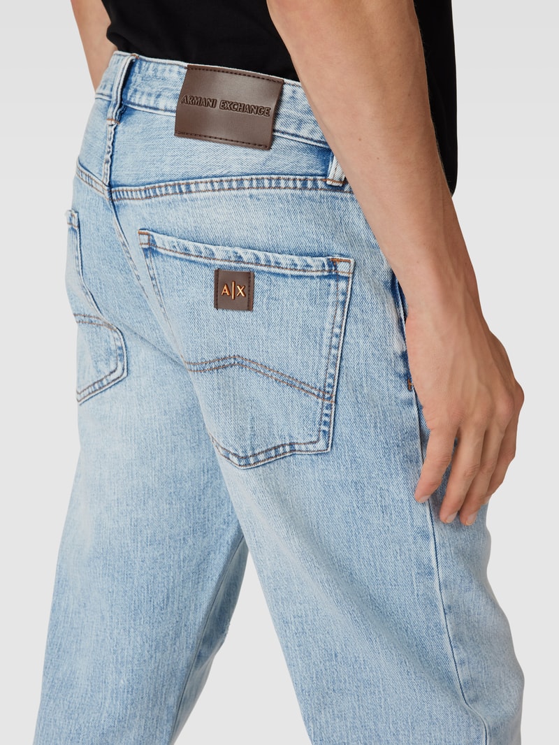 Jeans mit Label-Patch in hellblau