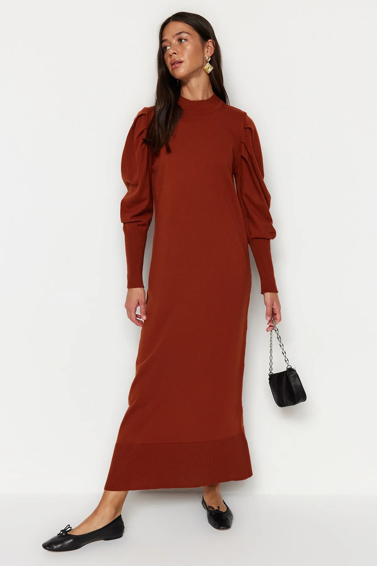 Trendyol Modest  Gerafftes Strickkleid mit gefliestem Rundhalsausschnitt und Schultern TCTAW23EB00047