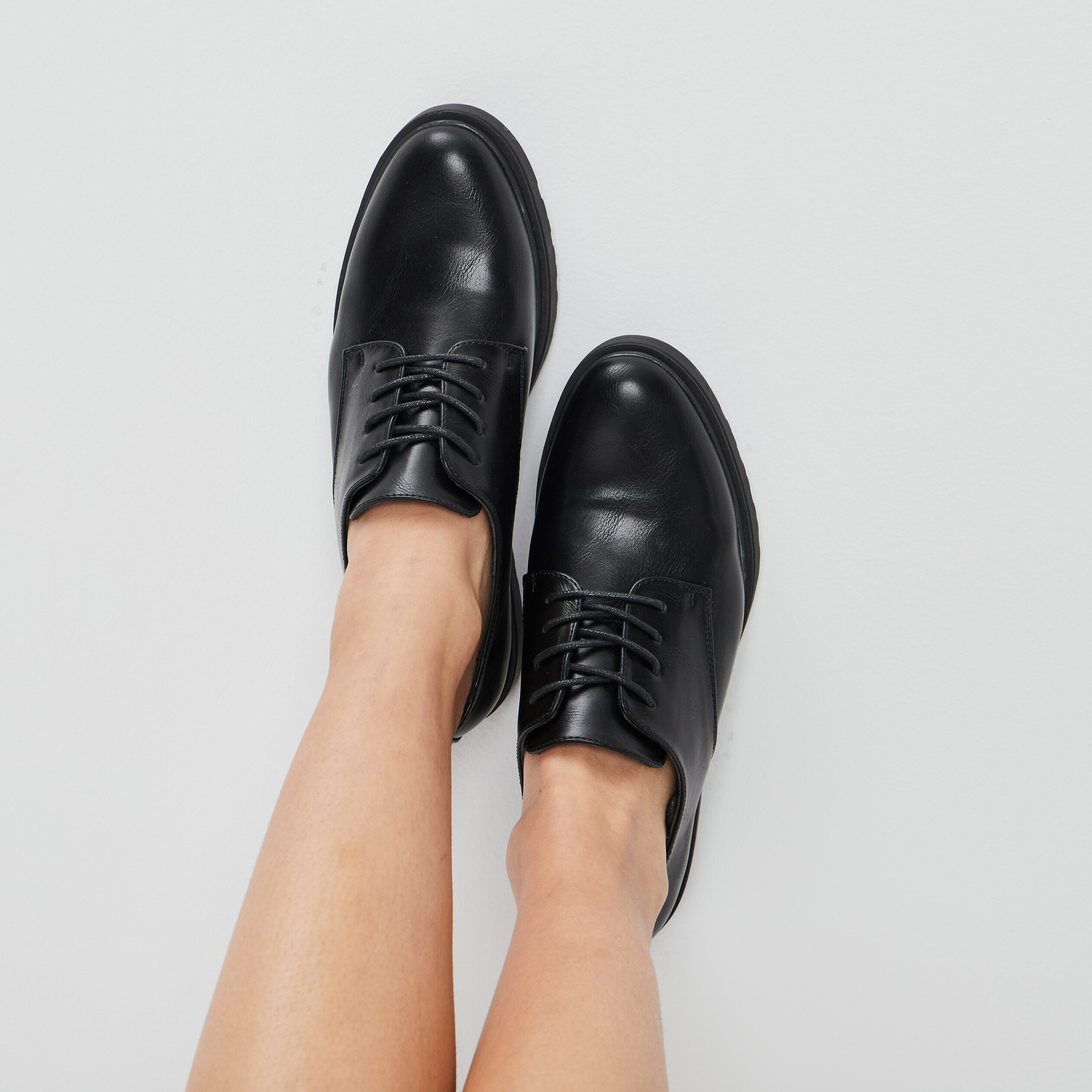 Derbies à lacets crantées Liberto noir femme | La Halle