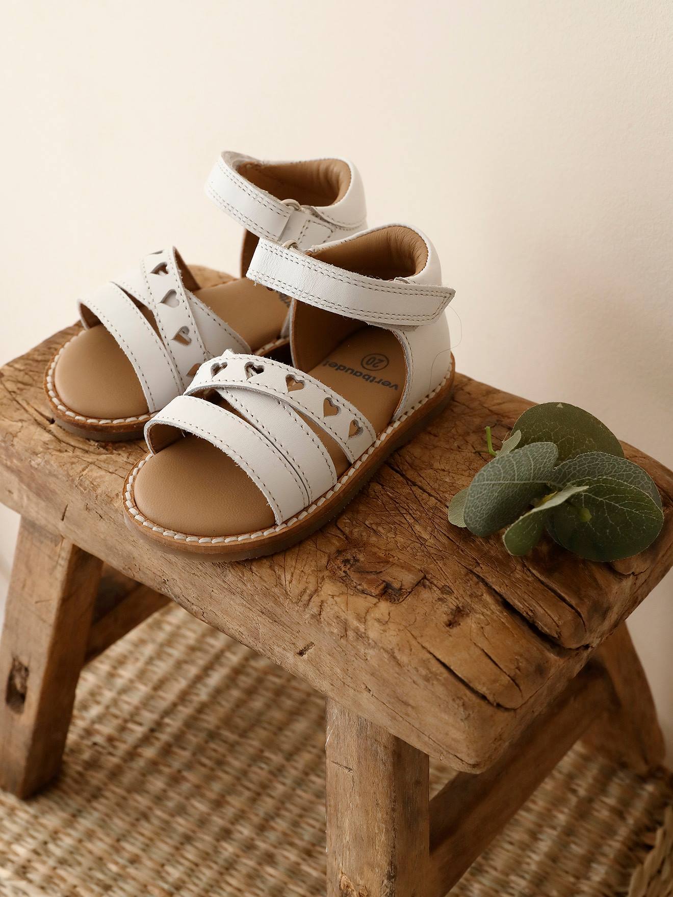 Sandales scratchées en cuir bébé cognac