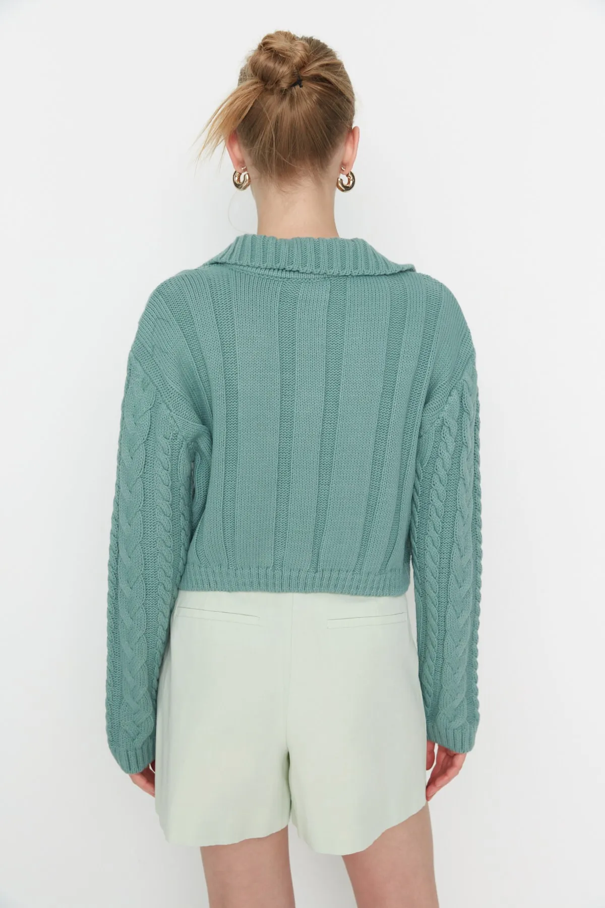 Trendyol Collection  Mintgrüner, kurz geschnittener Strick-Cardigan mit Polokragen und Knopfdetail