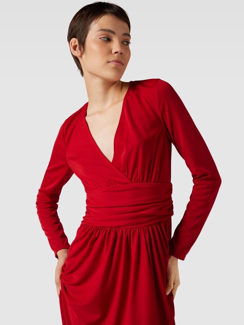 Knielanges Kleid mit V-Ausschnitt und Taillenband in rot