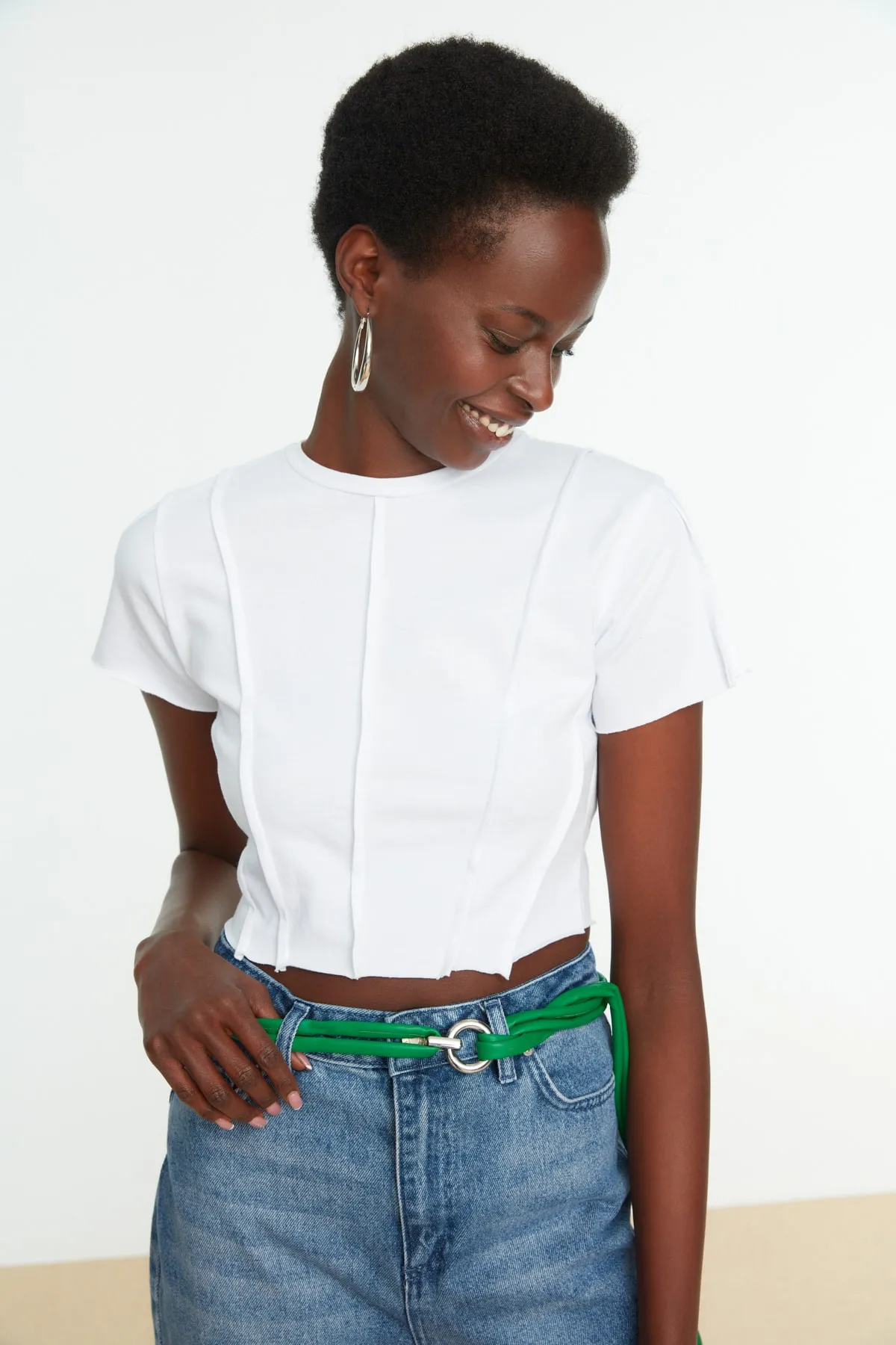 Trendyol Collection  Weiße Strickbluse aus 100 % gerippter Baumwolle mit Rundhalsausschnitt und detaillierter Passform TWOSS21BZ2050