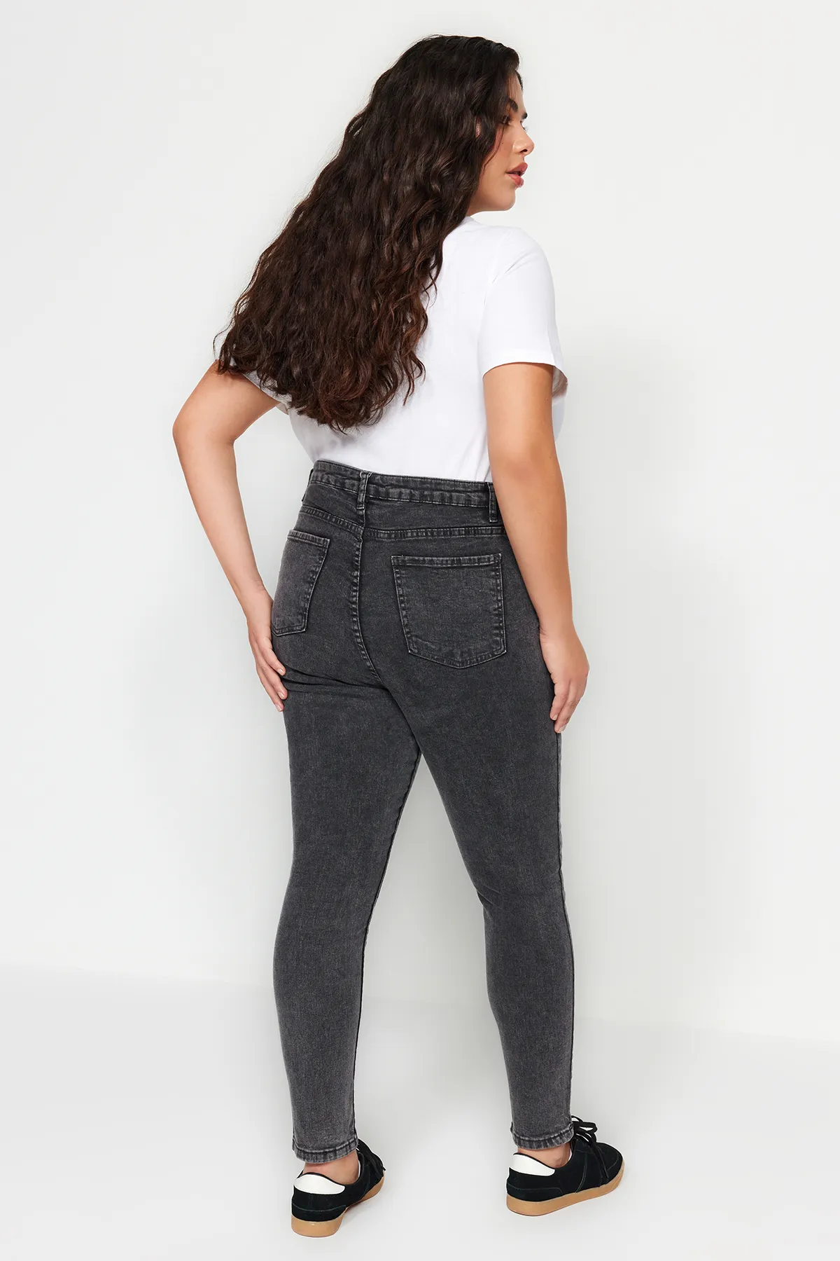 Trendyol Curve  Graue, dehnbare Skinny-Jeans mit hoher Taille TBBSS22JE00007