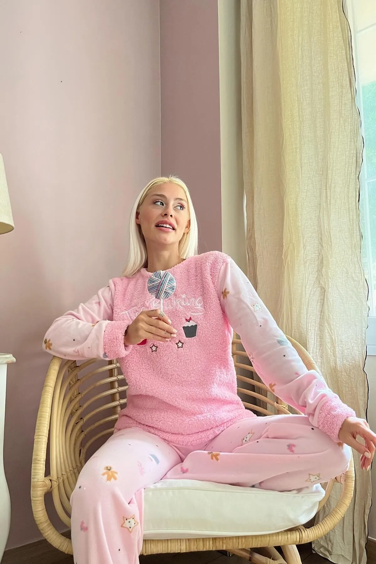 Pijamaevi  Plüsch-Pyjama-Set für Damen mit Backmuster in Staubrosa