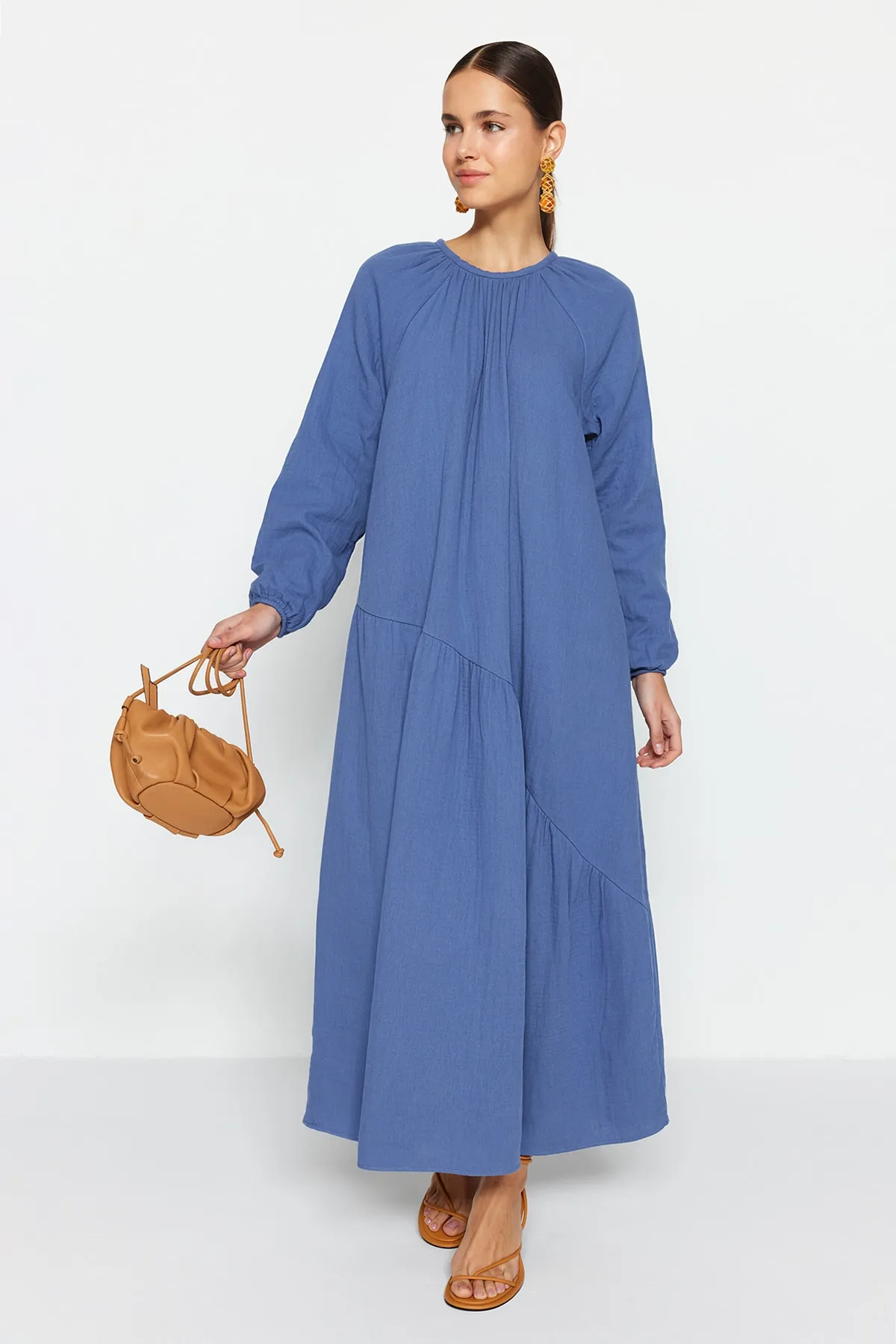 Trendyol Modest  Indigoblaues, gefüttertes, gewebtes Kleid aus 100 % Baumwollmusselin mit Raffung und weiter Passform TCTSS23EB00285