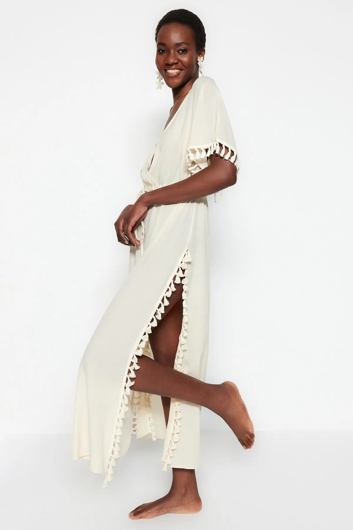 Trendyol Collection  Beiges Maxi-Strandkleid mit gewebten Quasten TBESS22EL0842