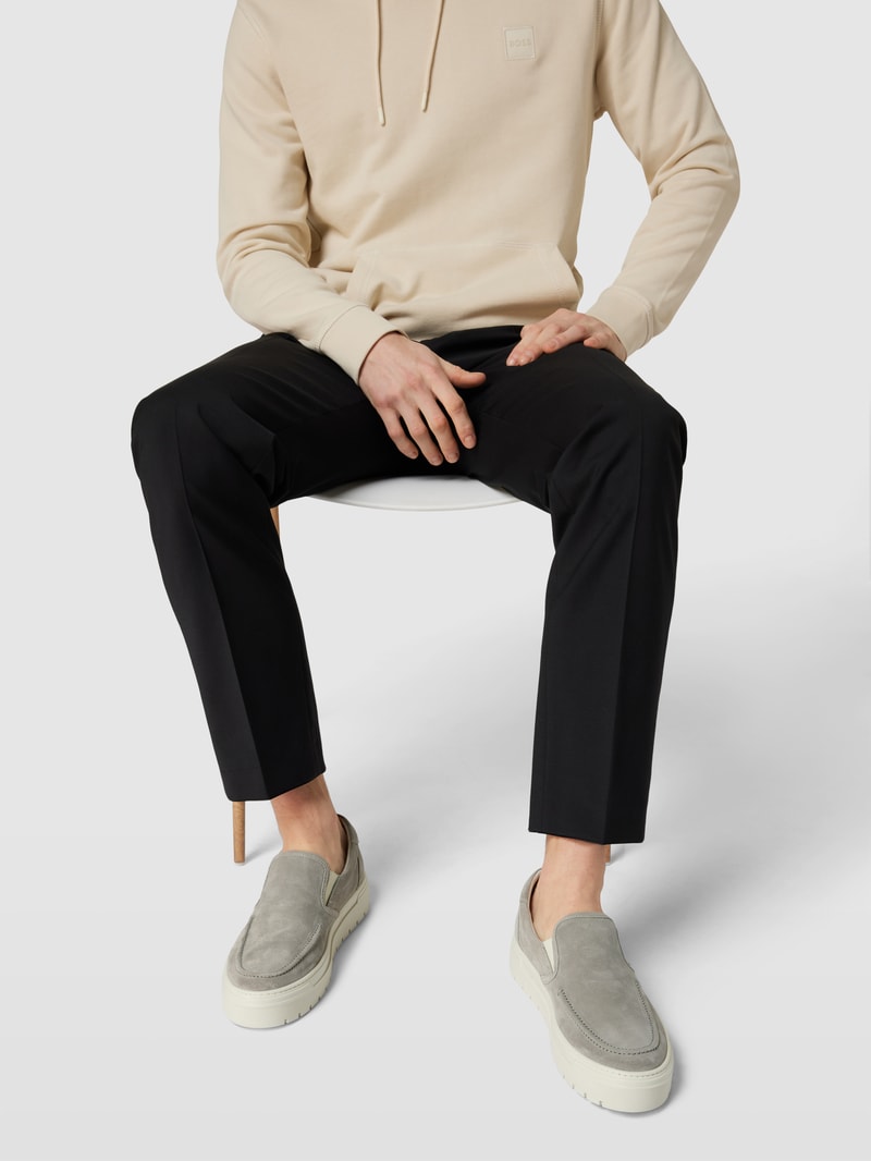 Slip-On-Sneaker mit Label-Details in hellgrau