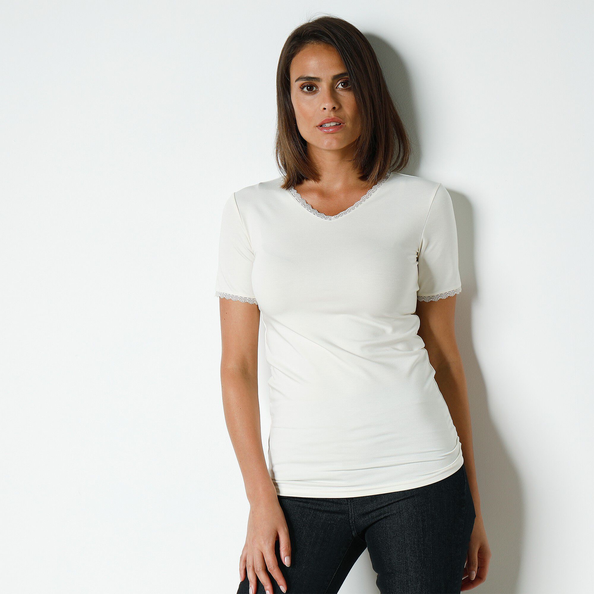 Tee-shirt manches courtes chaleur seconde peau et détails dentelle