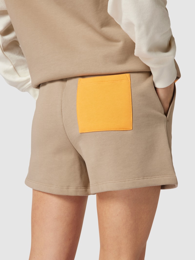Bermudashorts mit kontrastiver Tasche am Gesäß in sand