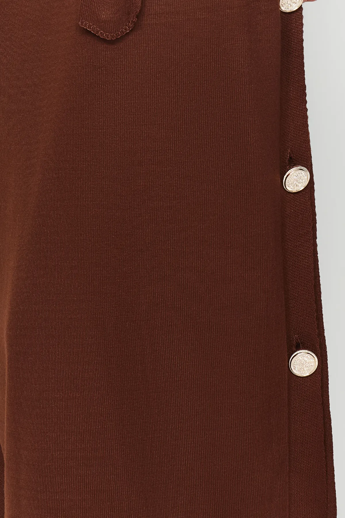 Trendyol Modest  Dunkelbraunes Strickpulloverkleid mit Knöpfen und Details TCTAW24UV00038
