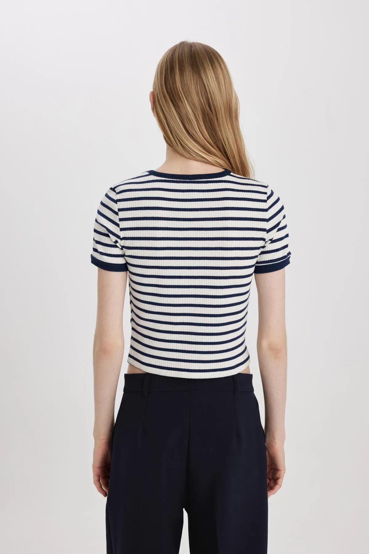 DeFacto  Gestreiftes Kurzarm-T-Shirt mit schmaler Passform und Rundhalsausschnitt C2566ax24sp