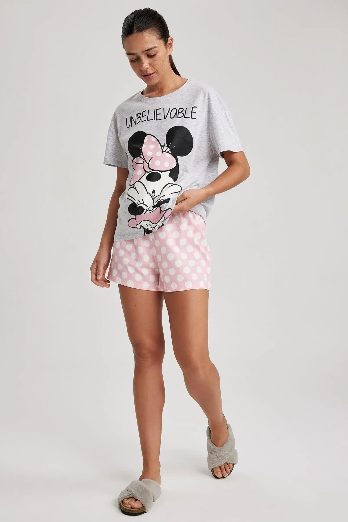 DeFacto  Verliebe dich in Disney Mickey & Minnie Pyjama-Set mit kurzärmligen Shorts A6855ax23hs