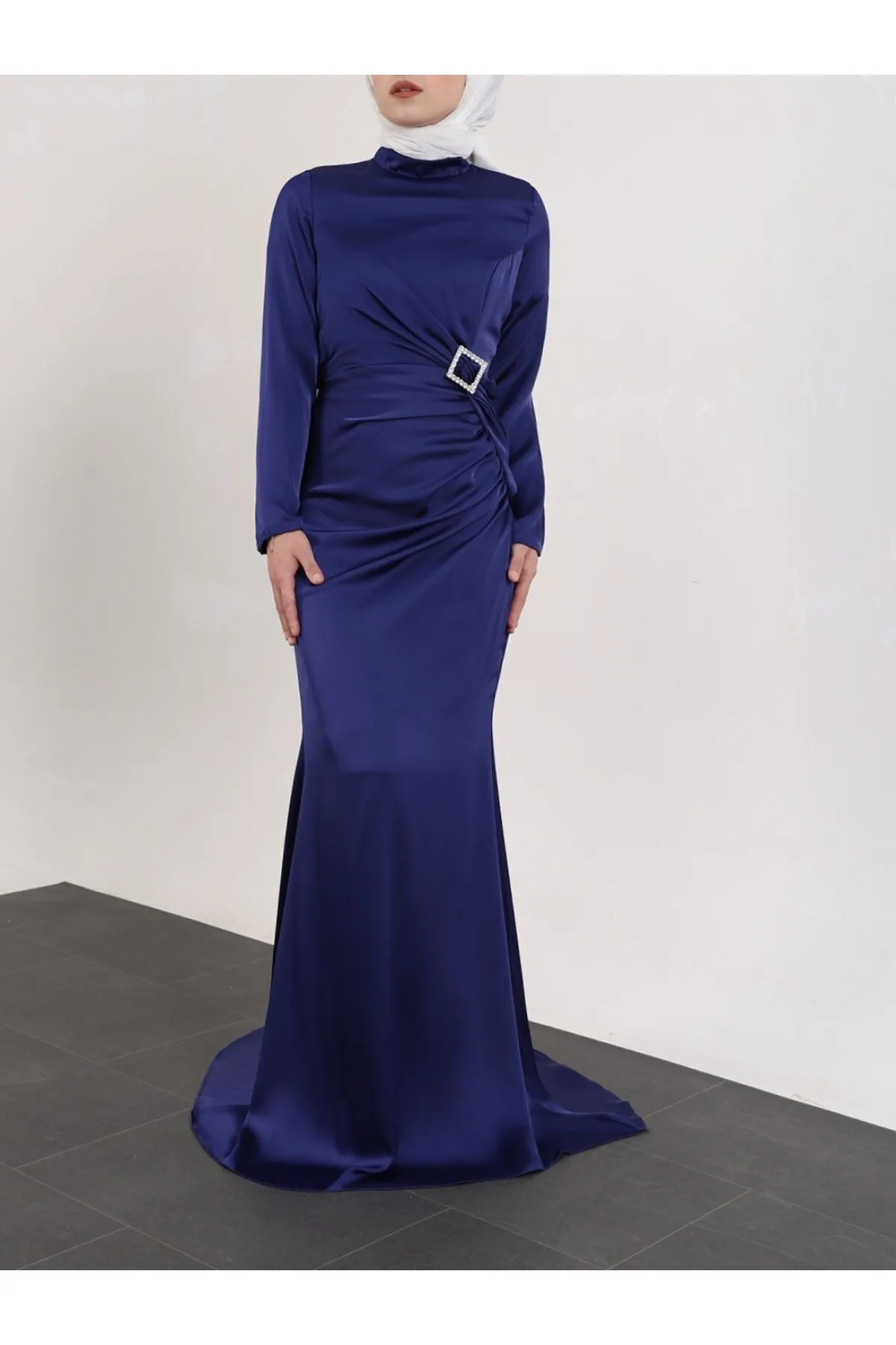Modamorfo  Seitlich gerafftes Abendkleid aus Satin mit Stein-Taka-Detail