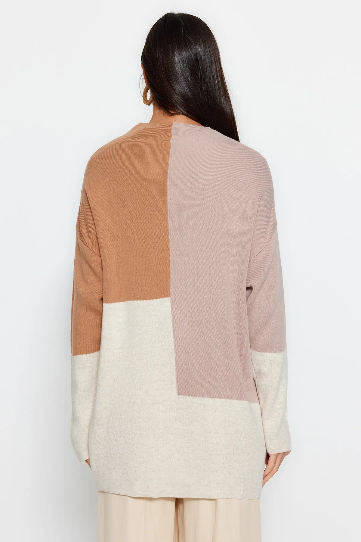 Trendyol Modest  Steinfarbener Strickpullover mit Stehkragen und Blockfarben TCTAW22AK0054