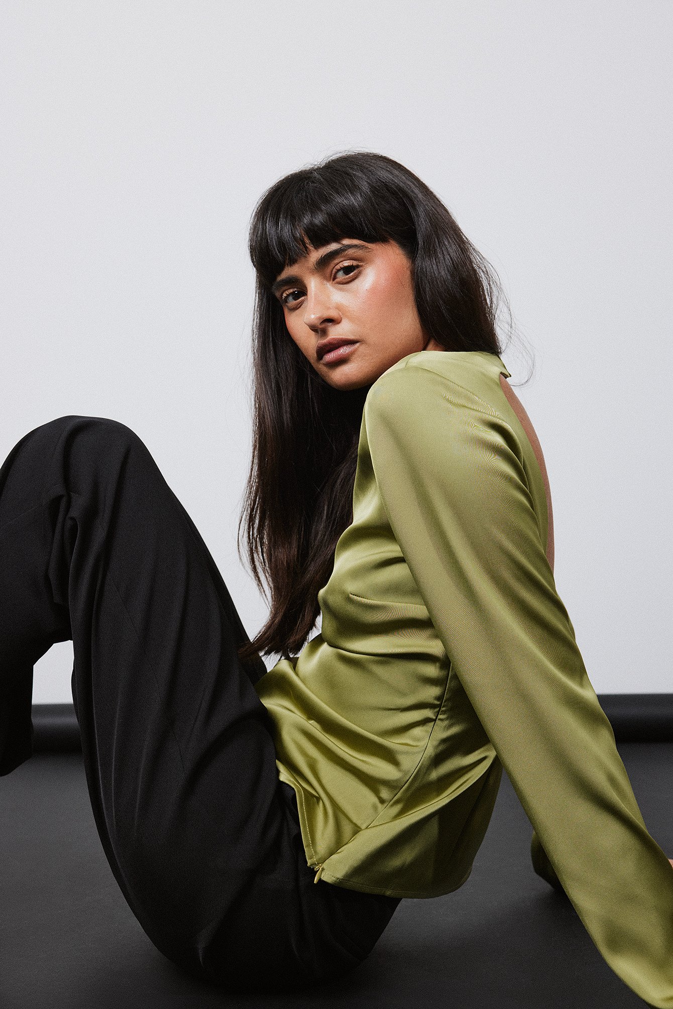 Asymmetrische Bluse mit offenem Rücken