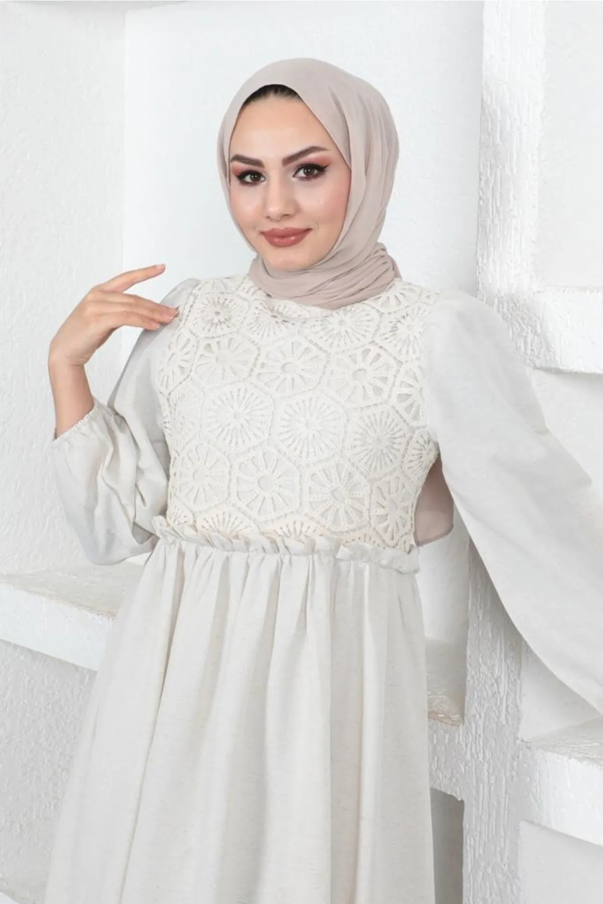 benguen  8787 Spitzendetailliertes Hijab-Kleid aus Leinen in Steinfarbe