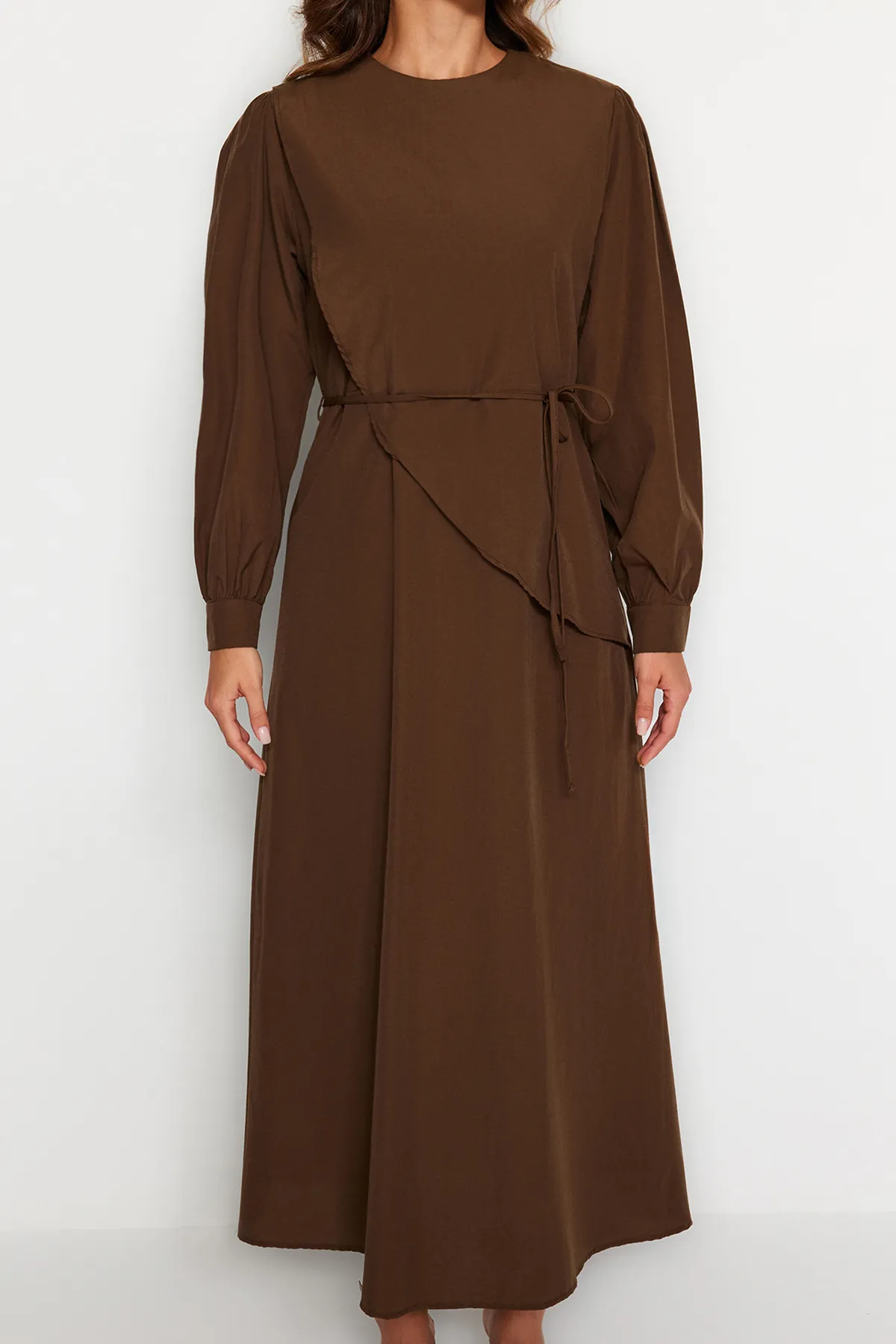 Trendyol Modest  Braunes Kleid aus gewebter Baumwolle mit Schlitz und Gürtel vorne TCTSS23EB00360