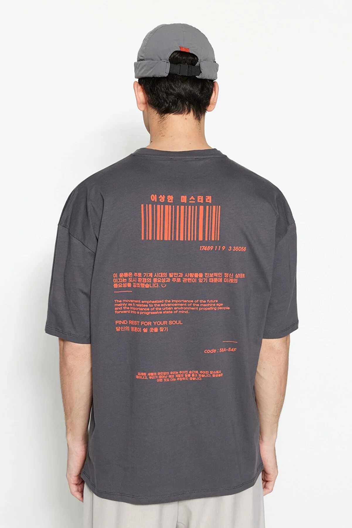 Trendyol Collection  Anthrazitfarbenes, übergroßes/weit geschnittenes Kurzarm-T-Shirt mit Rundhalsausschnitt TMNSS23TS00159