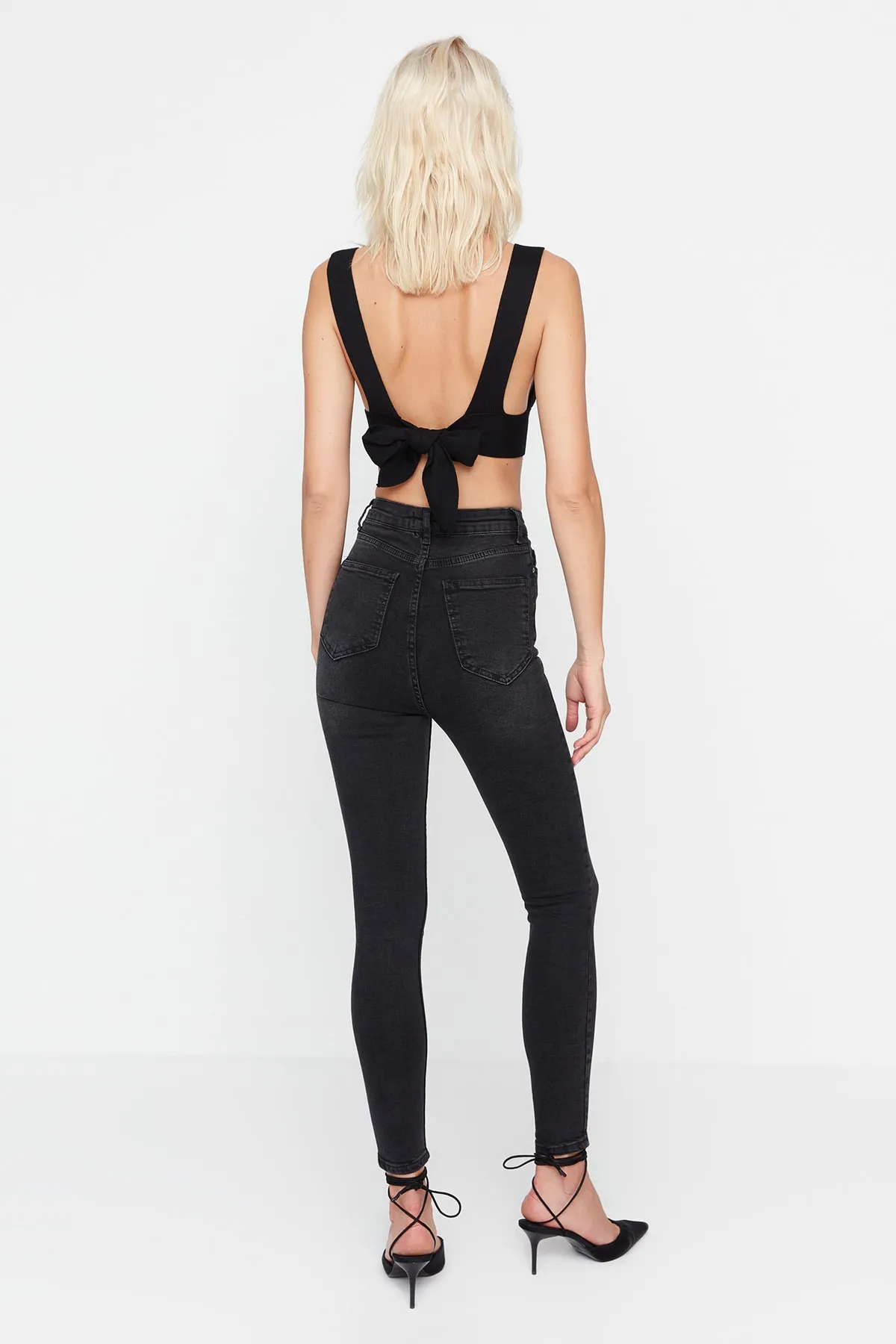 Trendyol Collection  Schwarze Skinny Jeans mit hoher Taille TWOSS22JE0404