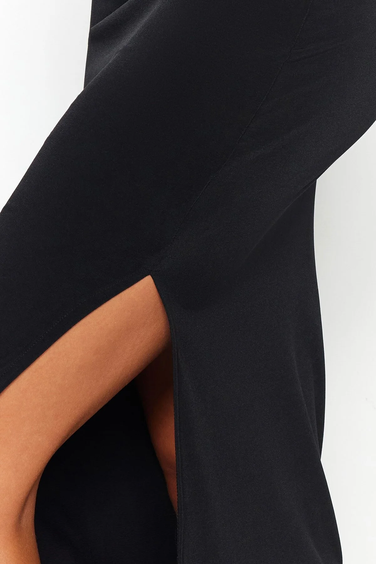 Trendyol Collection  Schwarzes, tailliertes, rückenfreies Maxi-Strandkleid aus Strick TBESS23EL00116