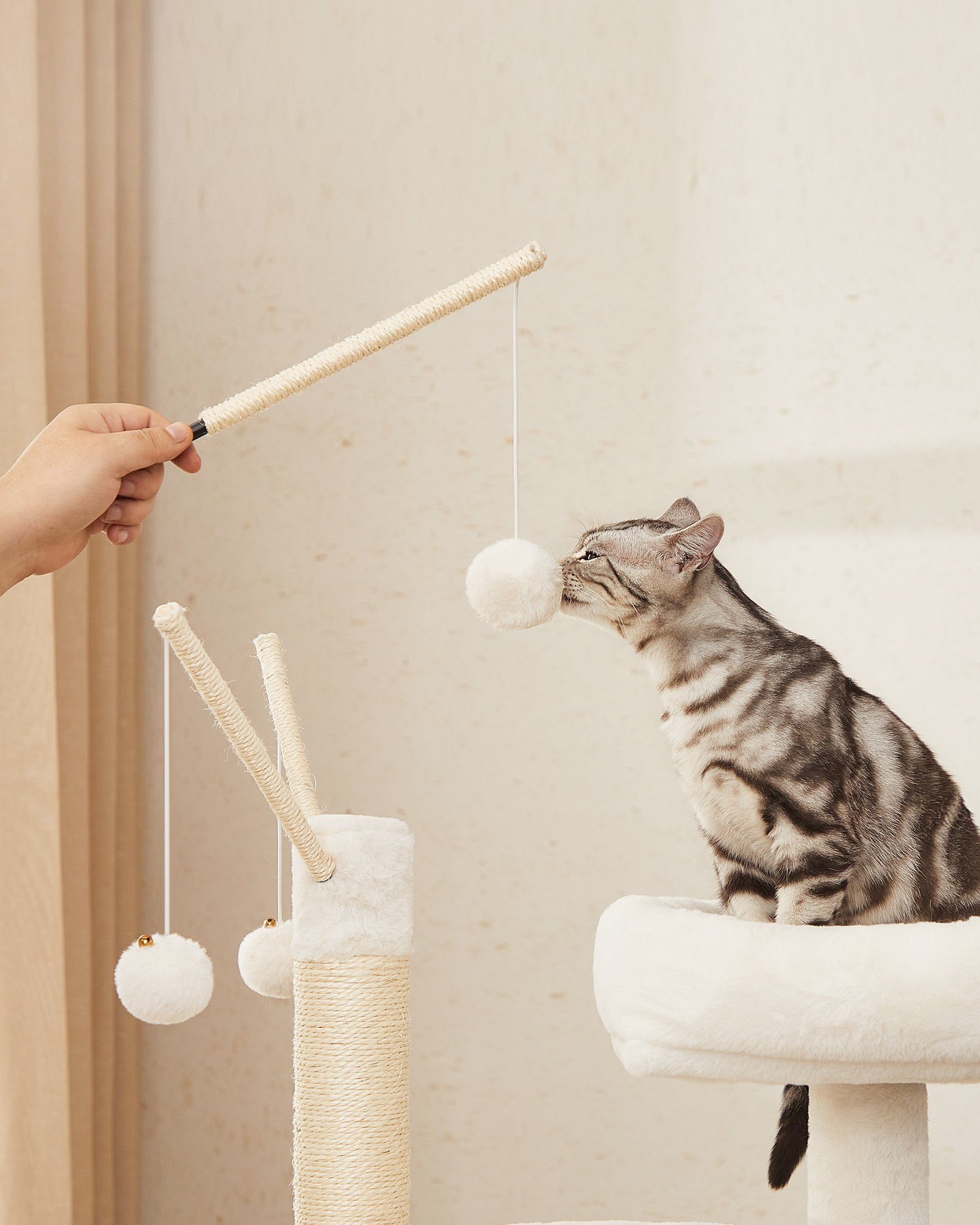 FEANDREA Kratzbaum, mit Katzenklo-Schrank abnehmbaren Plüschbällen 140 cm