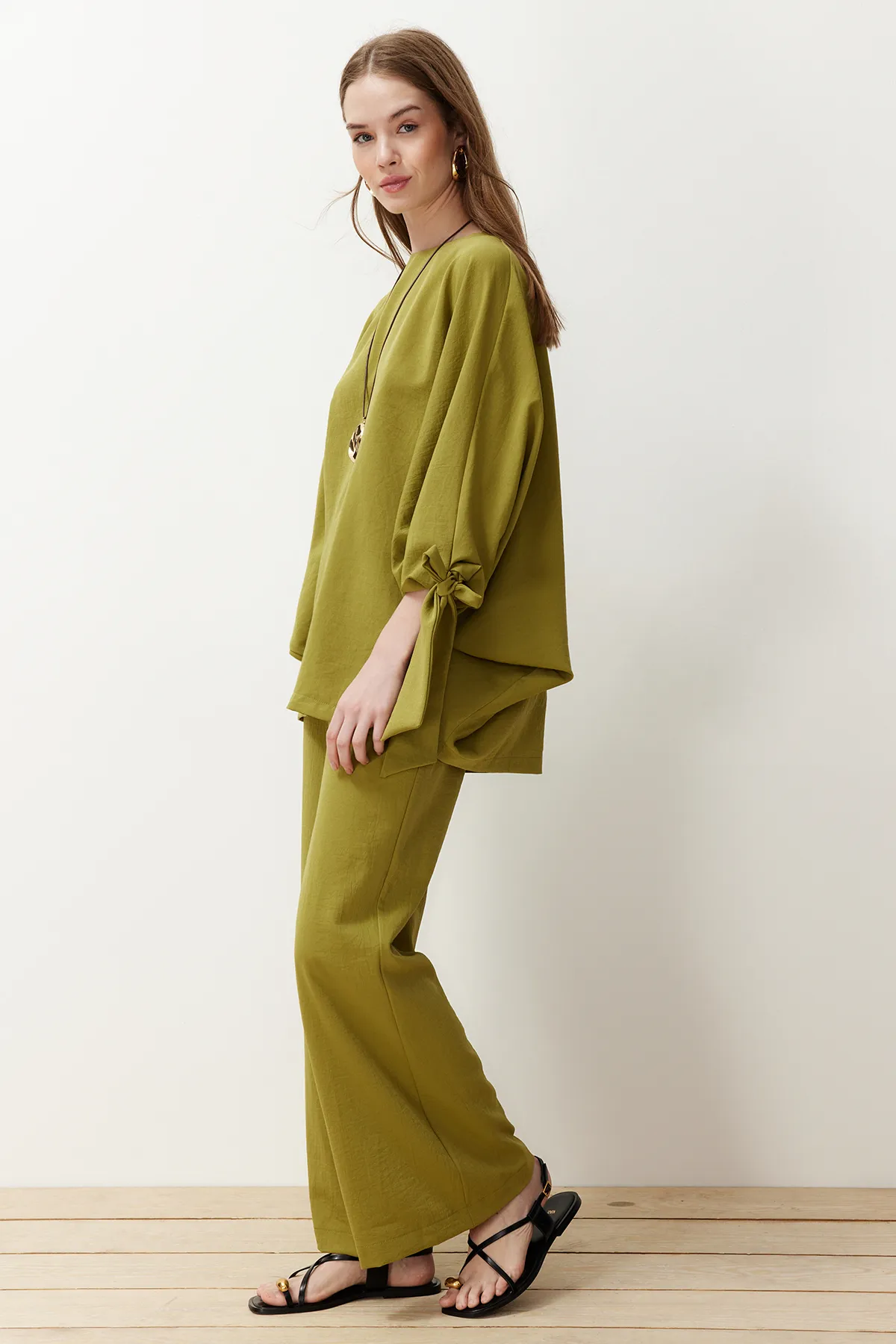 Trendyol Modest  Grünes gewebtes Aerobin-Tunika-Hosen-Set mit Fledermausärmeln TCTSS23US00043