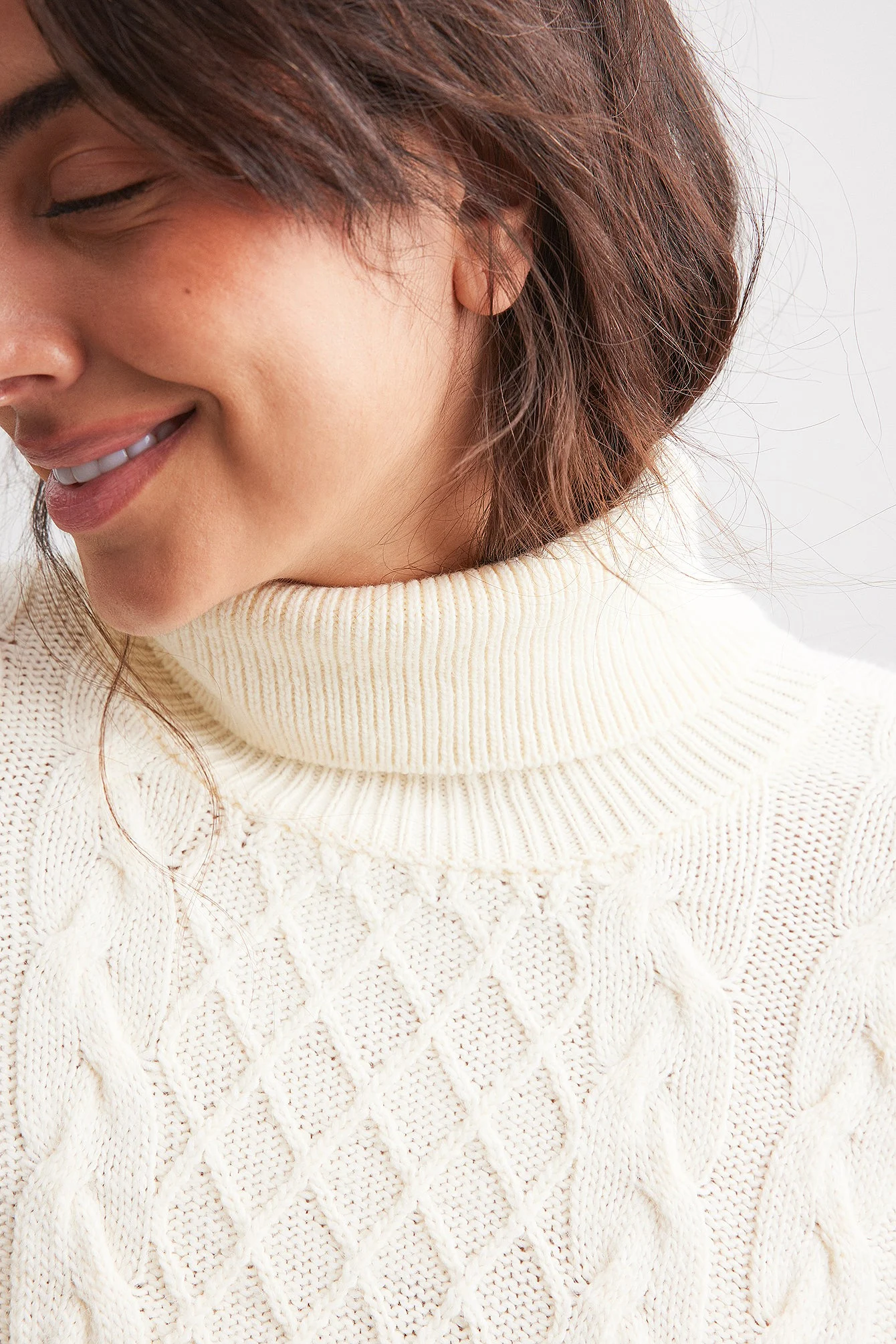 Strickpullover mit Rollkragen und Zopfmuster