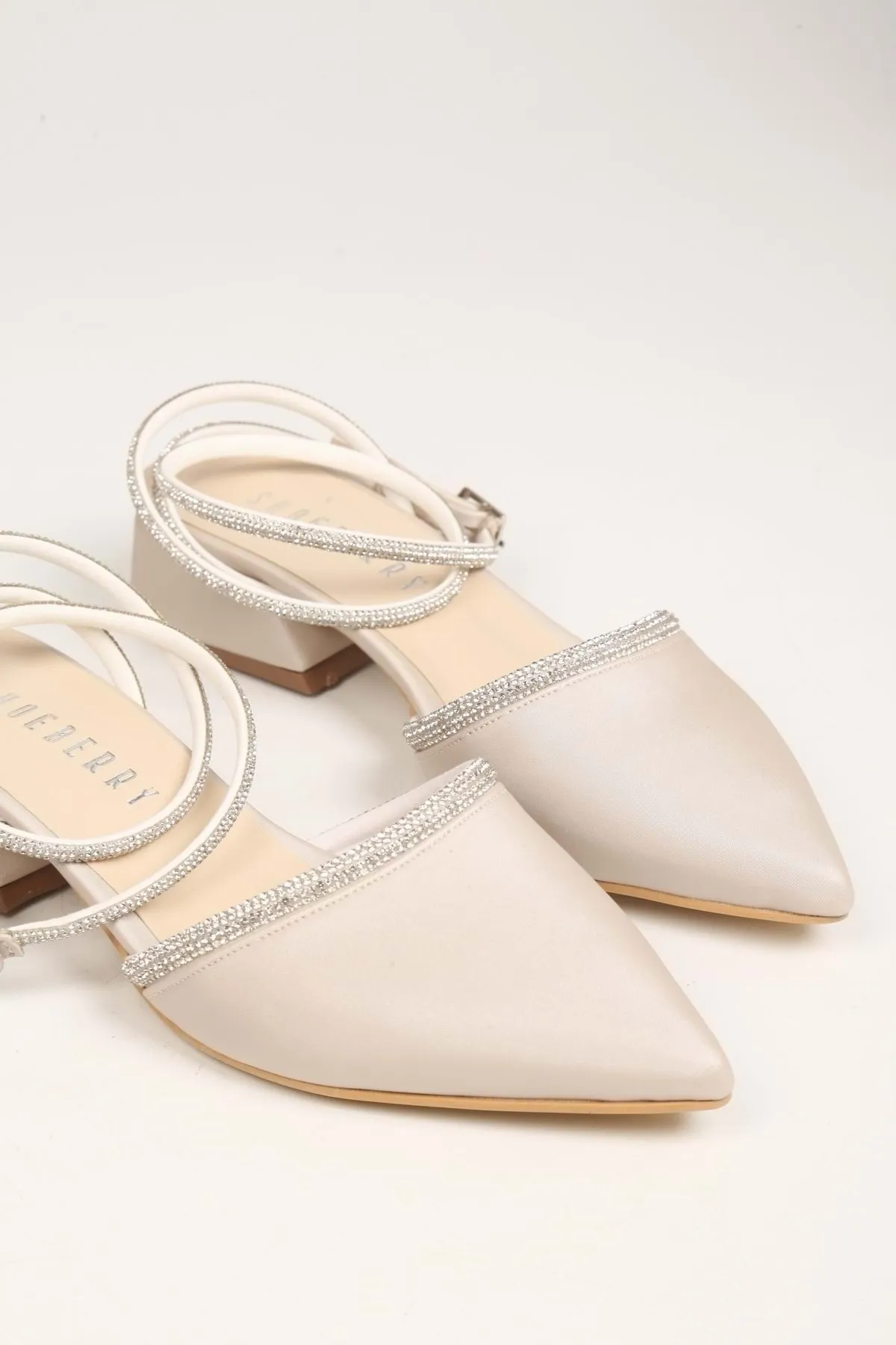 Shoeberry  Damen-Schuhe Yune Ten aus satiniertem Stein mit Absatz