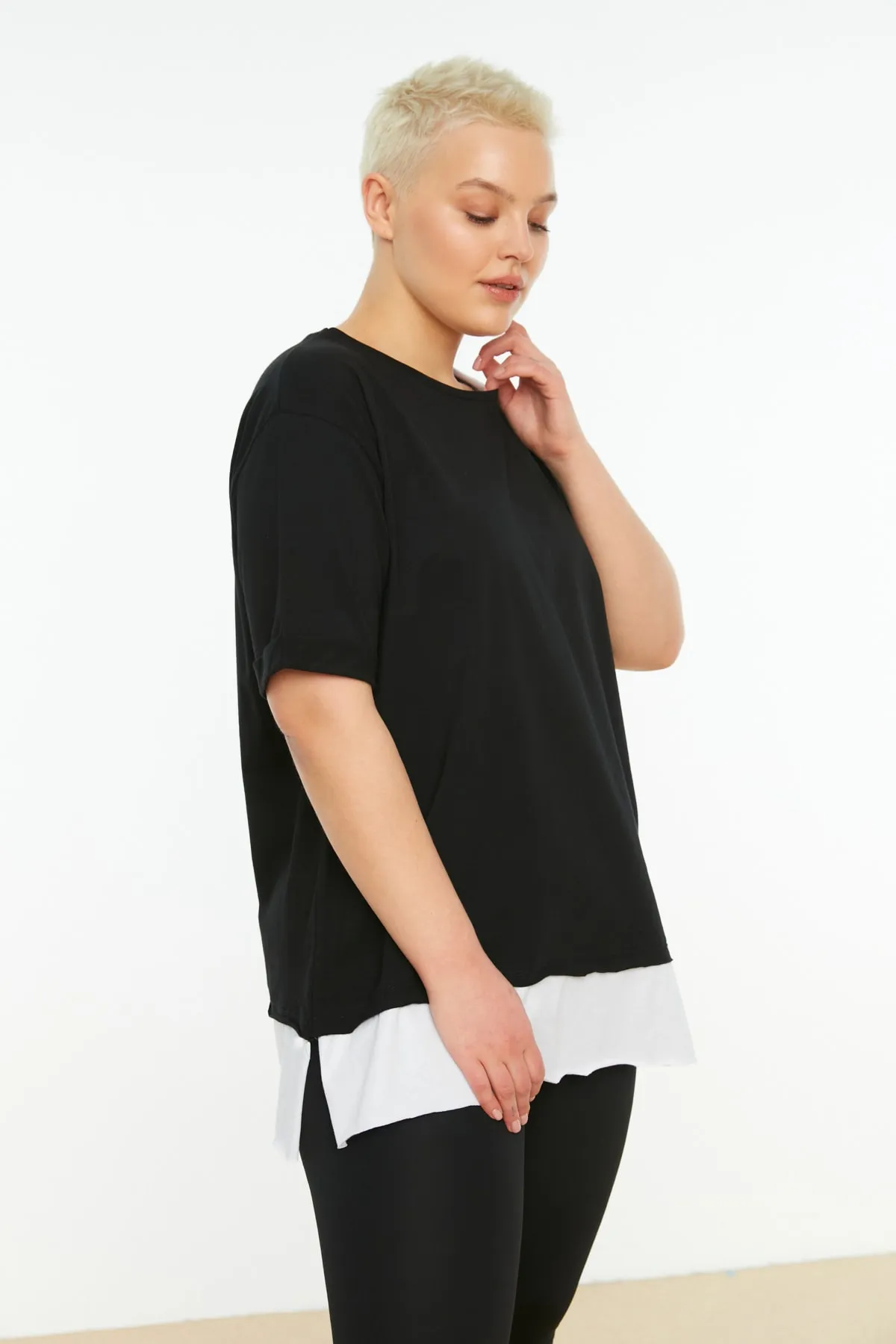 Trendyol Curve  Schwarzes Boyfriend-T-Shirt mit detailliertem Strickmuster TBSSS22TS0727