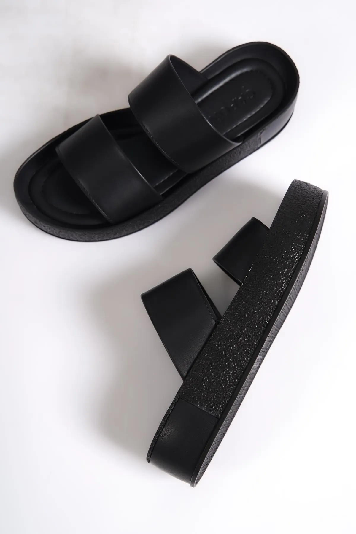 Capone Outfitters  Capone Damen-Hausschuhe mit doppeltem Band, bunt, detailliertem Keilabsatz, Schwarz
