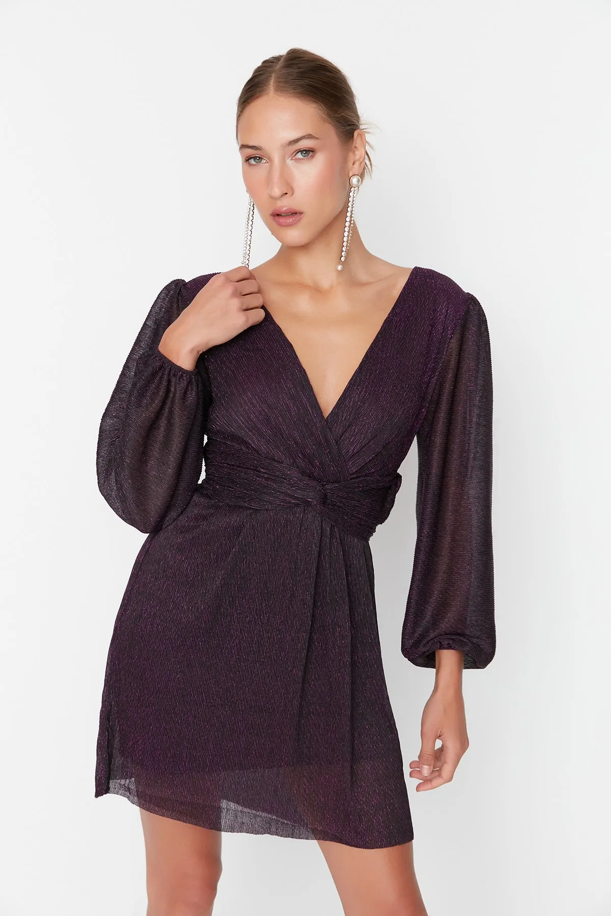 Trendyol Collection  Detailliertes Abendkleid mit lila Ärmeln TPRAW23EL00301