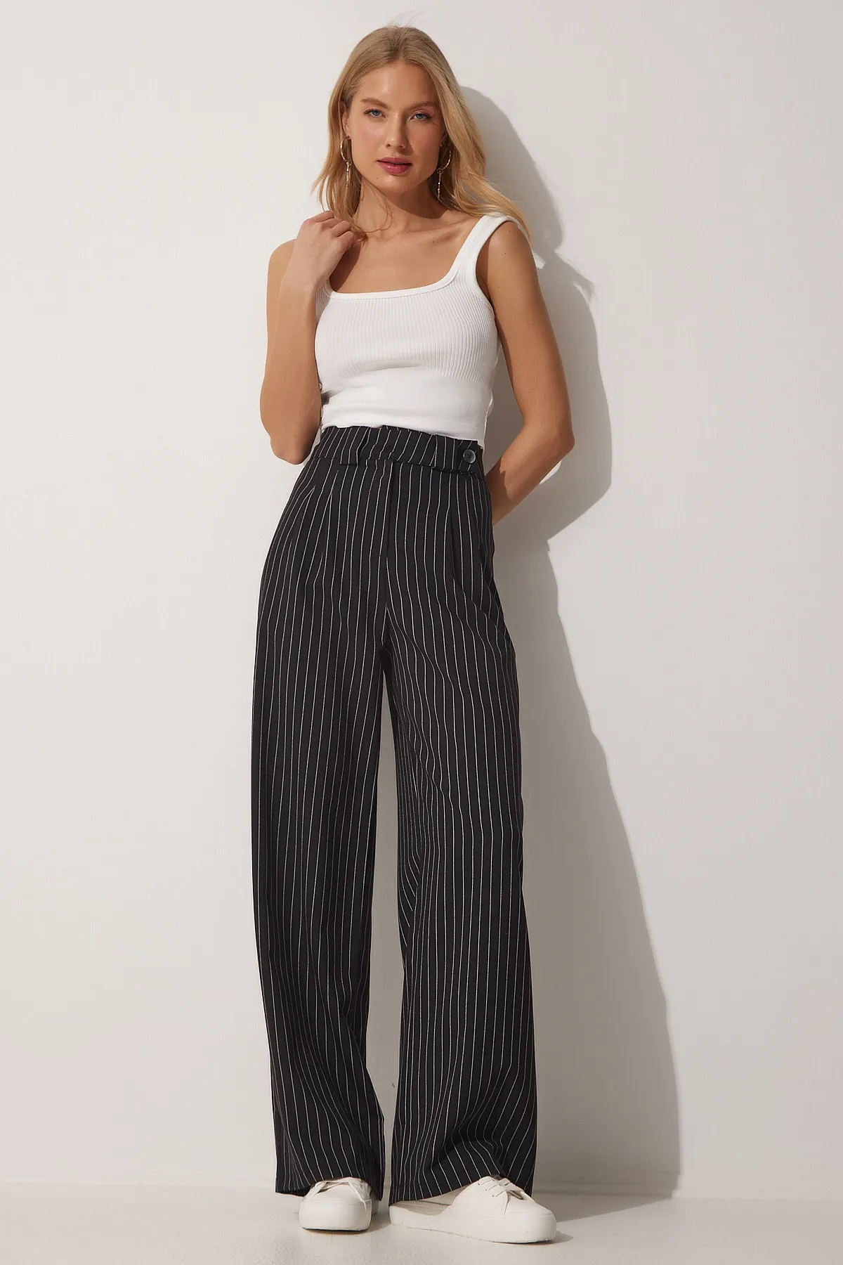 Happiness İstanbul  Schwarze, plissierte Hose mit weitem Bein für Damen GK00008