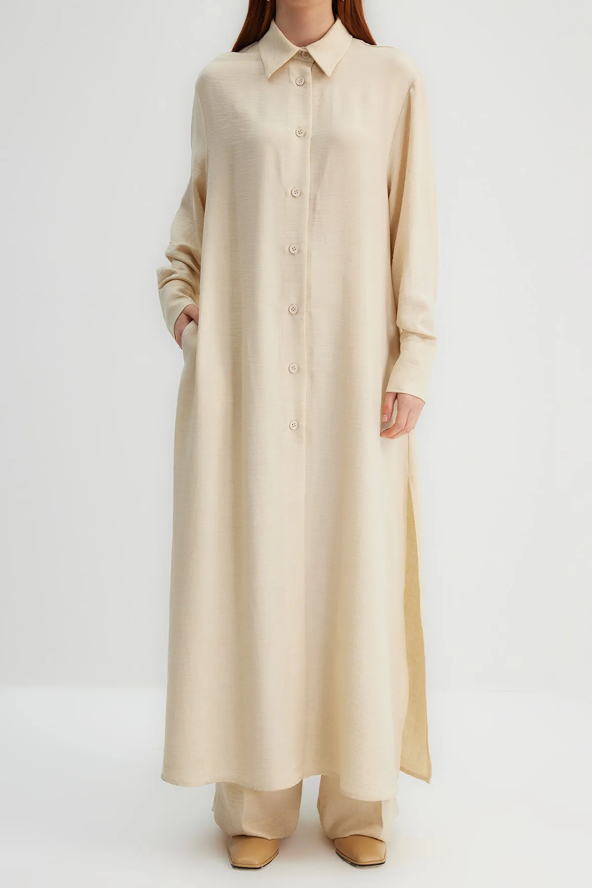 Trendyol Modest  X Kevser Sarıoglu Beiges, langes, gewebtes Hemd mit seitlichem Schlitztaschendetail TCLSS23TG00000