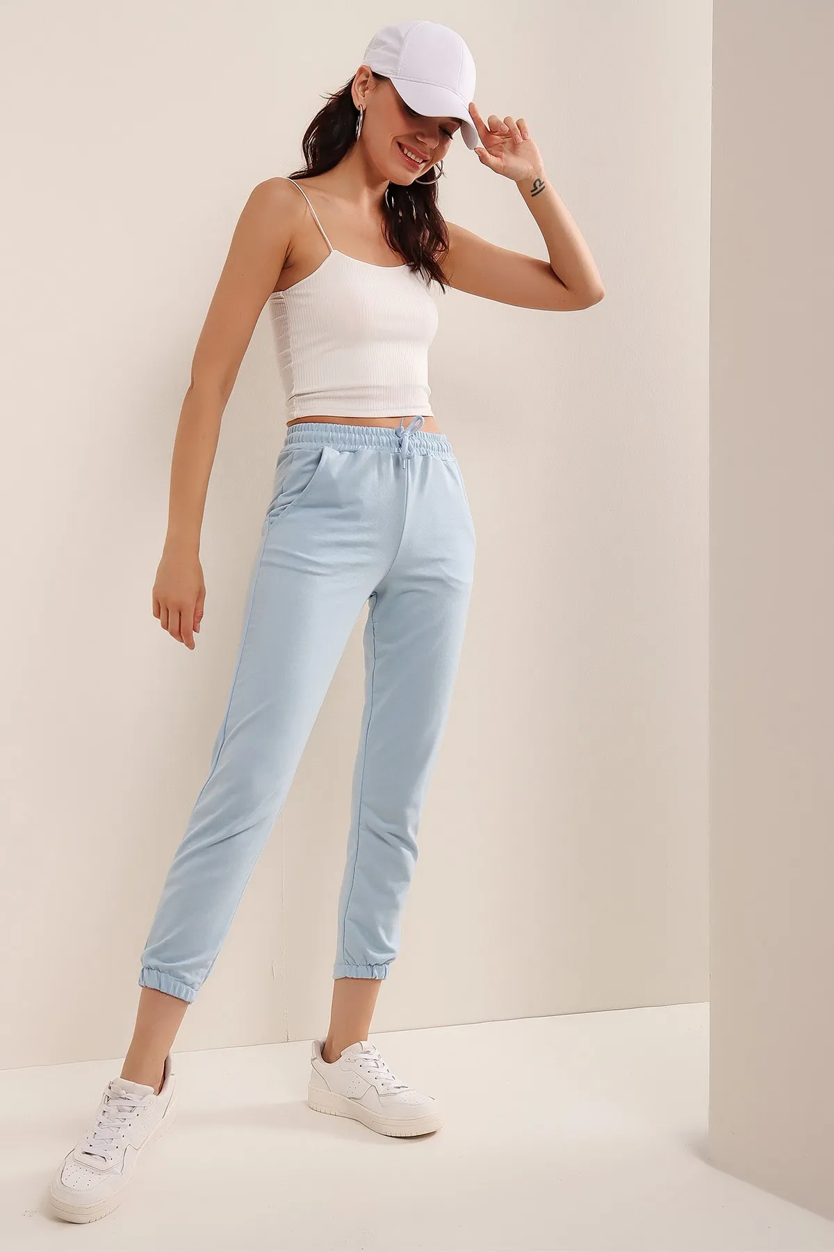 HAKKE  Babyblaue Jogginghose mit Taschen für Damen