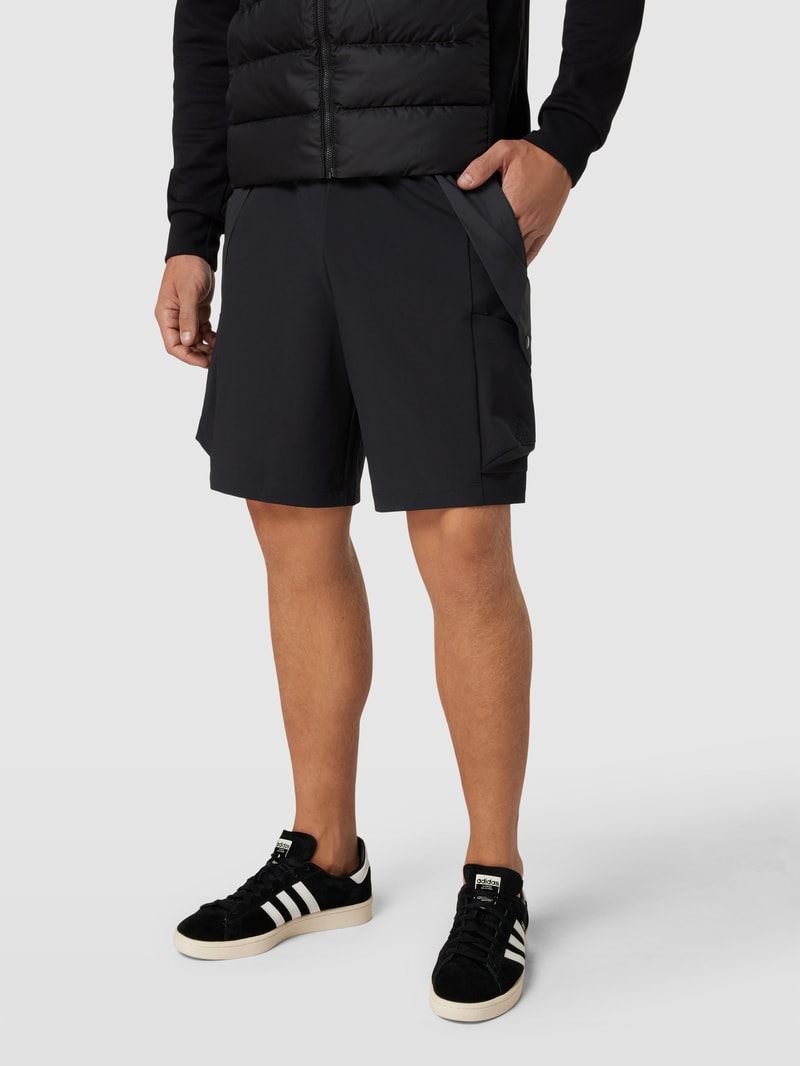 Shorts mit seitlichen Eingrifftaschen in schwarz