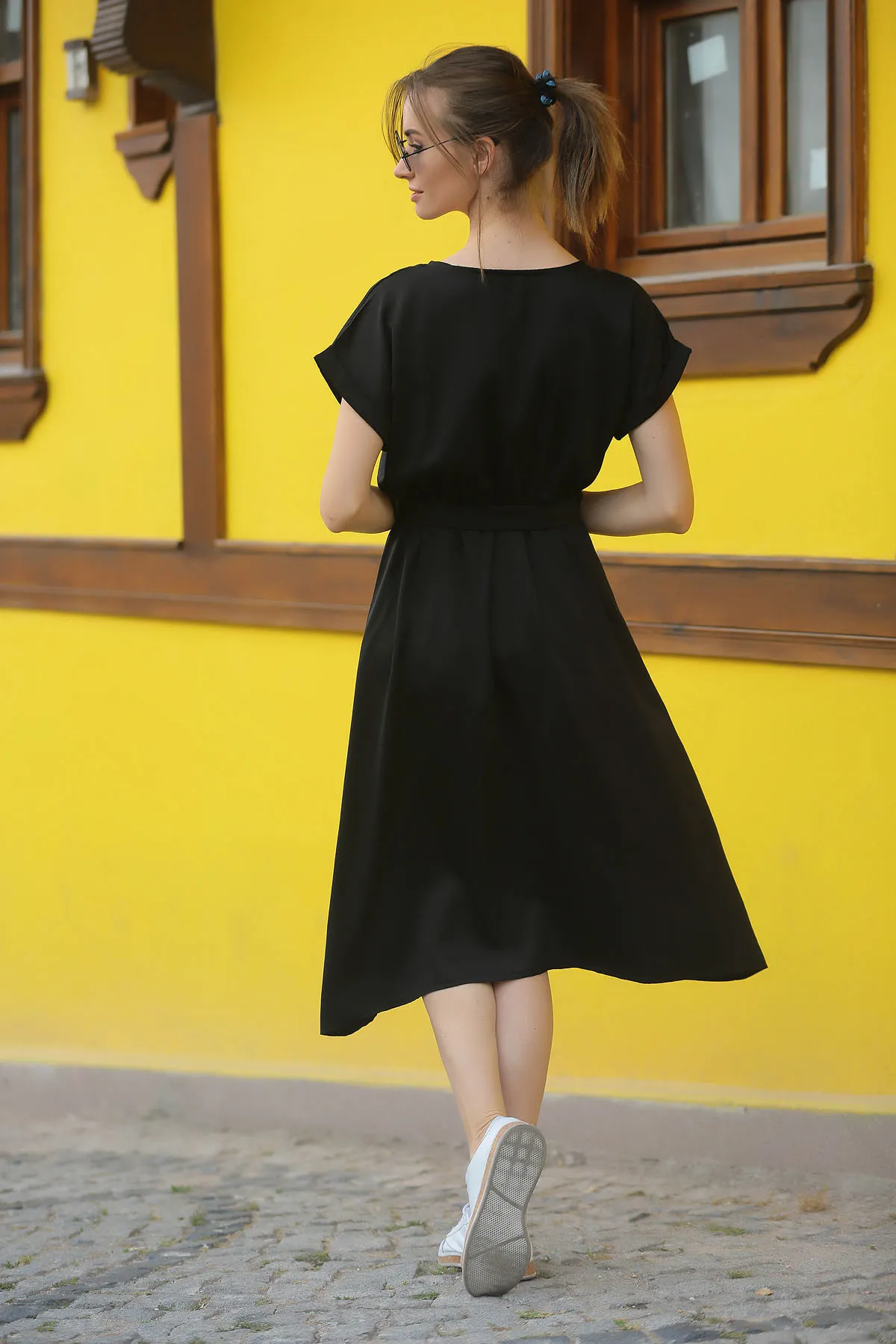 armonika  Schwarzes Damenkleid mit elastischem Bund und Bindegürtel ARM-18Y001133