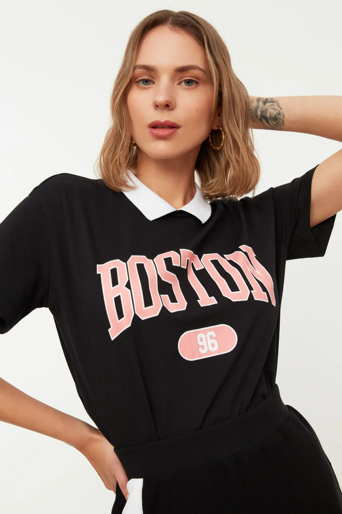 Trendyol Collection  Schwarzes, lässig geschnittenes Basic-Strick-T-Shirt mit Polo-Ausschnitt aus 100 % Baumwolle mit City-Print TWOSS21TS3424