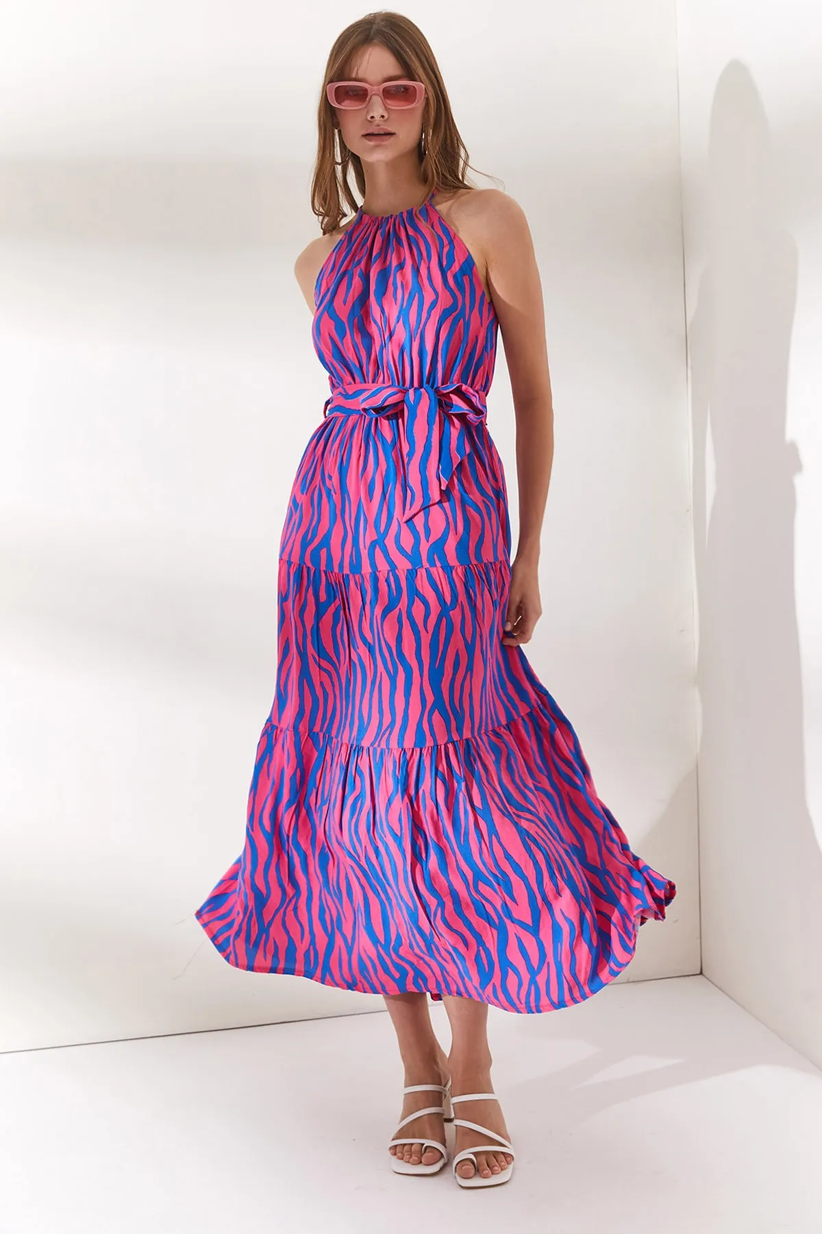 Olalook  Damen-Kleid aus gewebtem Viscon in Zebra-Fuchsia mit Neckholder und Gürtel ELB-19001548
