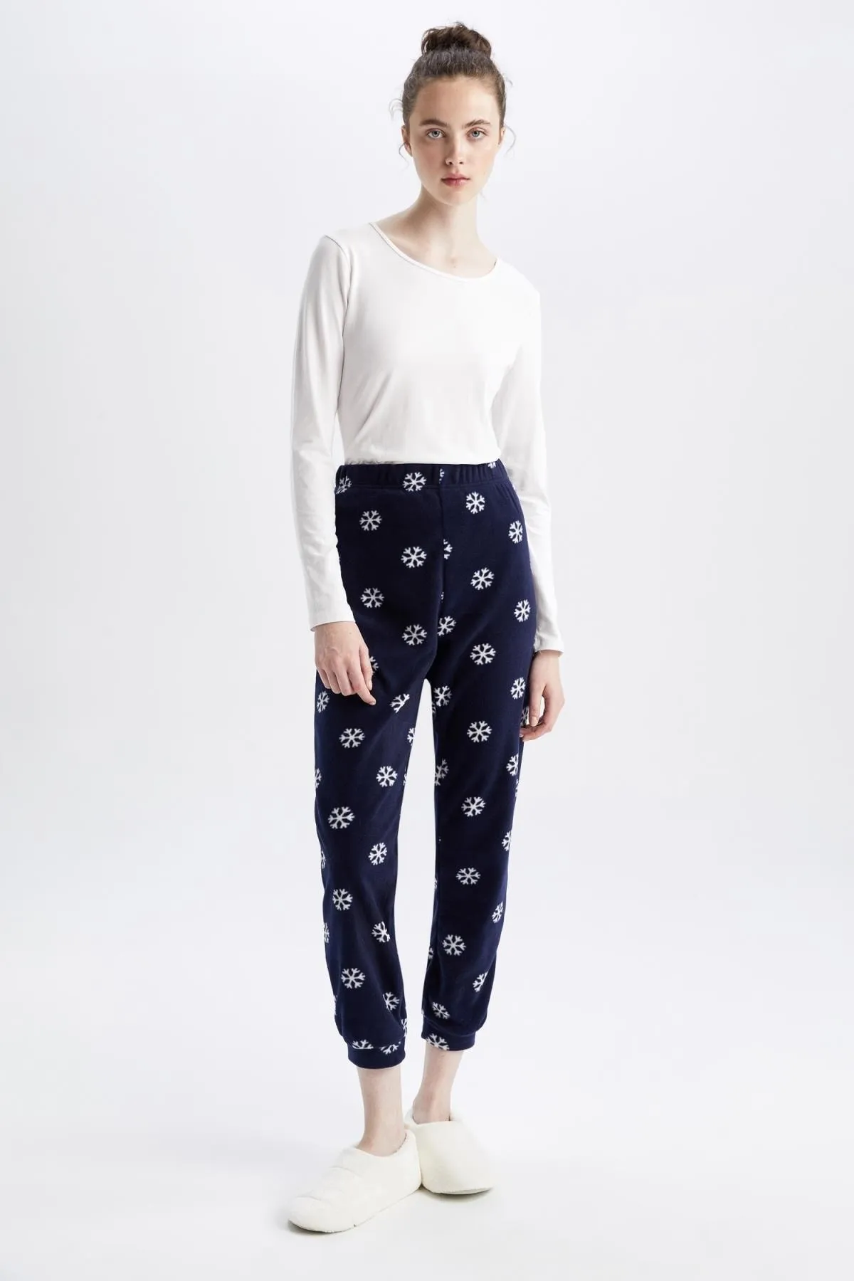 DeFacto  Fall In Love Fleece-Pyjamahose mit normaler Passform, weihnachtlichem Schneeflockenmuster