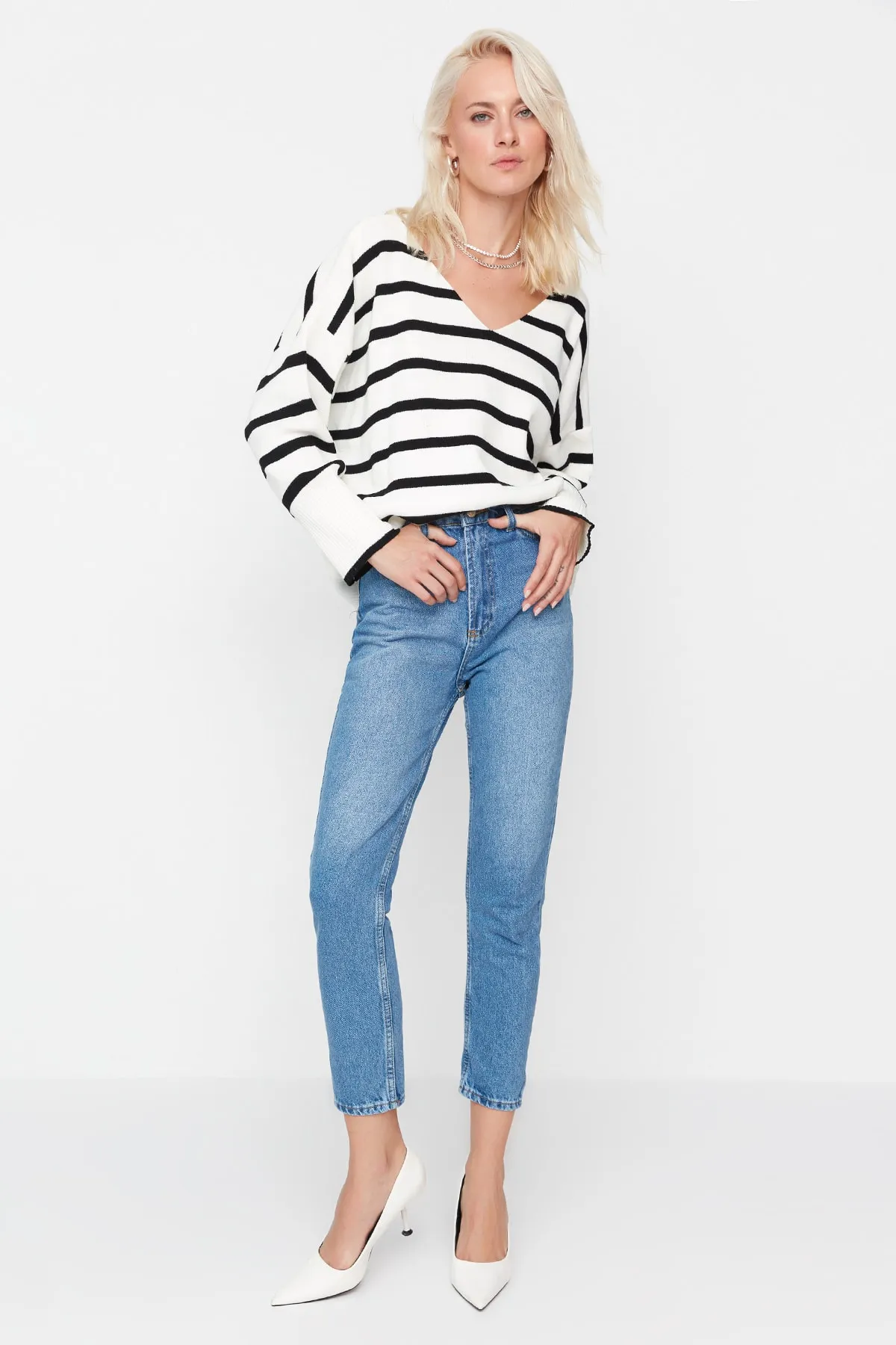 Trendyol Collection  Indigoblaue, verwaschene Mom-Jeans mit hoher Taille TWOSS20JE0099