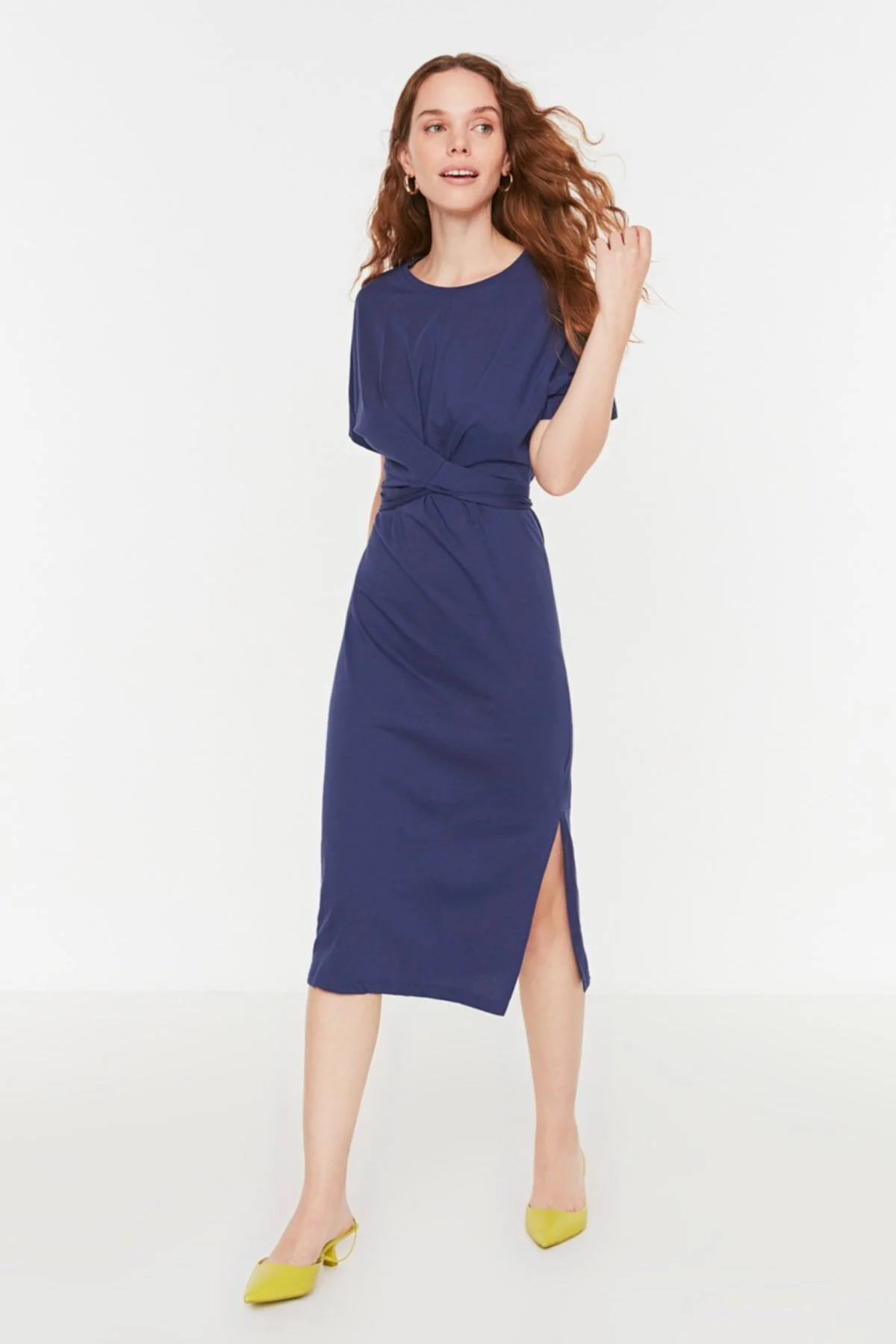 Trendyol Collection  Indigoblaues, tailliertes Midi-Bleistiftkleid aus 100 % Baumwolle mit Schlitz und Bindedetail TWOSS21EL0404