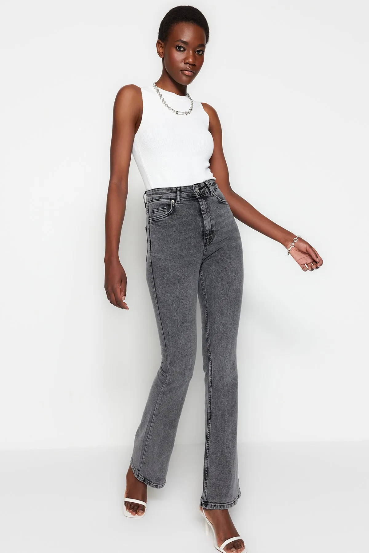 Trendyol Collection  Anthrazitfarbene Schlagjeans mit hoher Taille TWOSS23JE00066