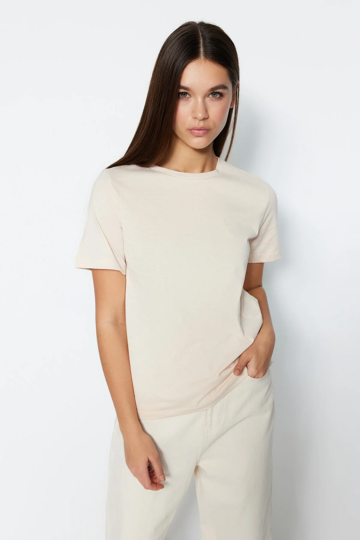 Trendyol Collection  Hellbeiges Basic-Strick-T-Shirt mit Rundhalsausschnitt aus 100 % Baumwolle TWOSS23TS00000