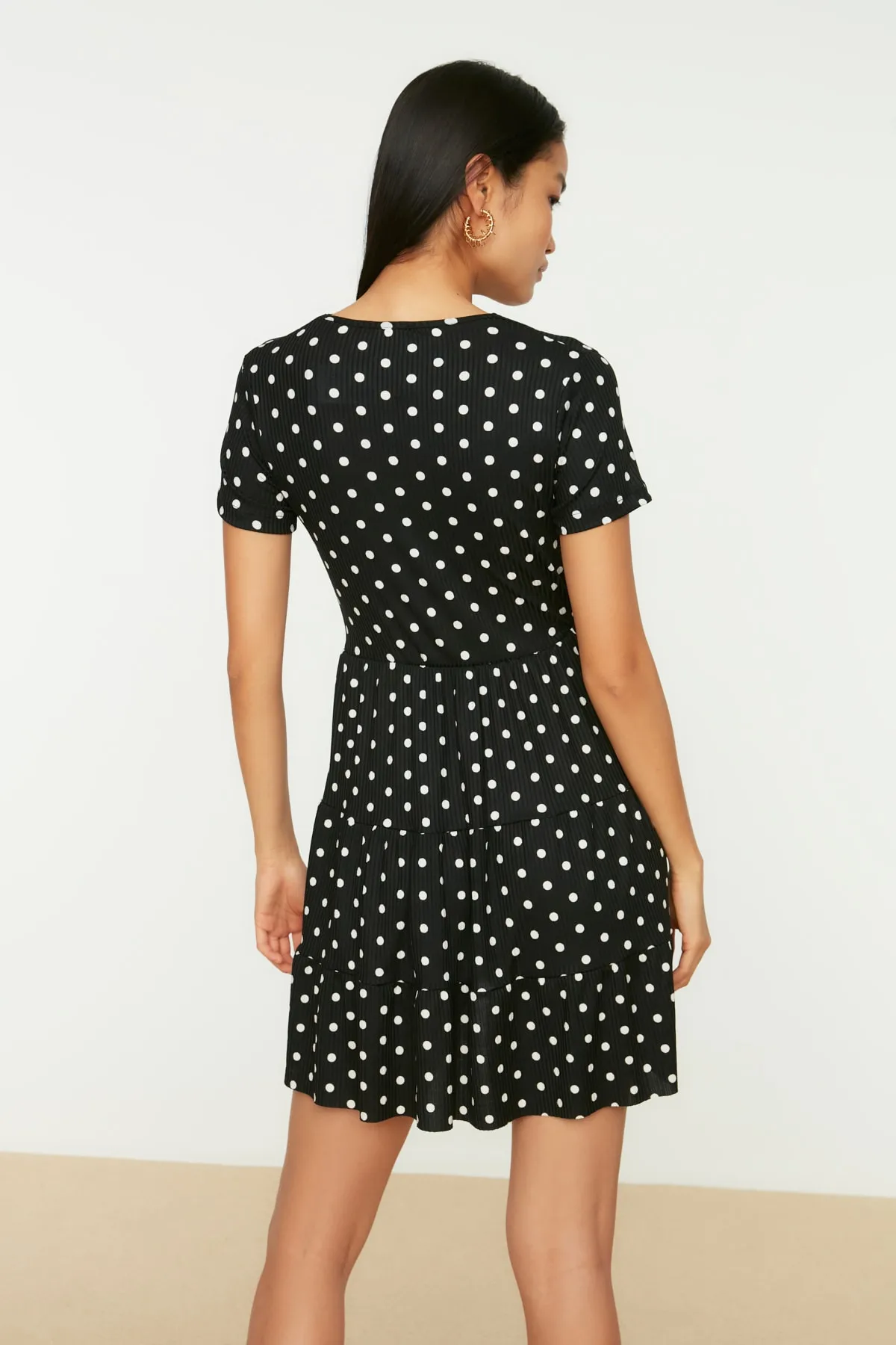Trendyol Collection  Schwarzes, flexibles Mini-Strickkleid mit zweireihigem Ausschnitt und Tupfenmuster TWOSS21EL0241