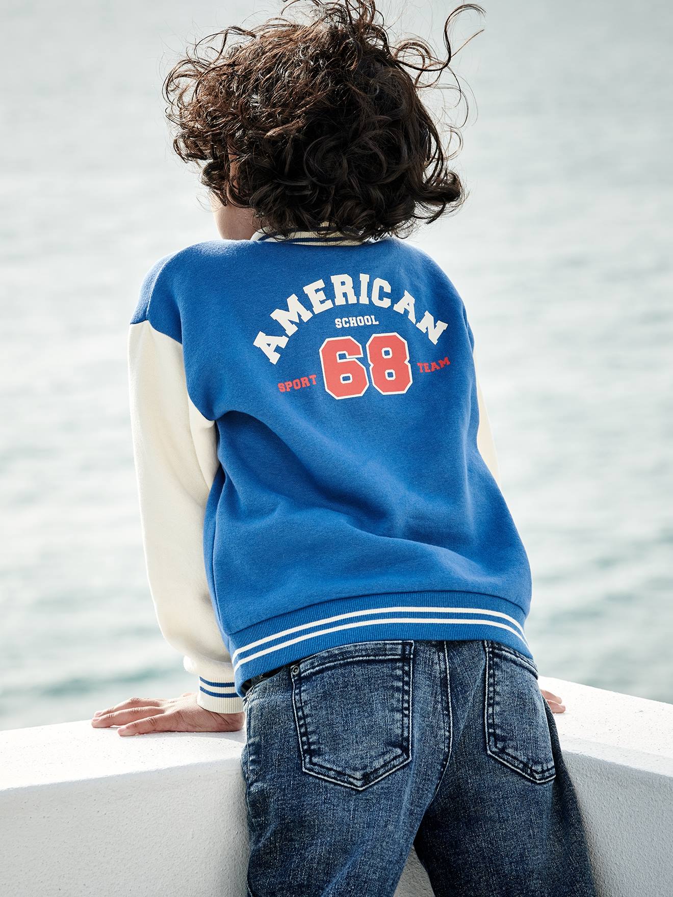 Sweat collège esprit teddy garçon pressionné devant bleu