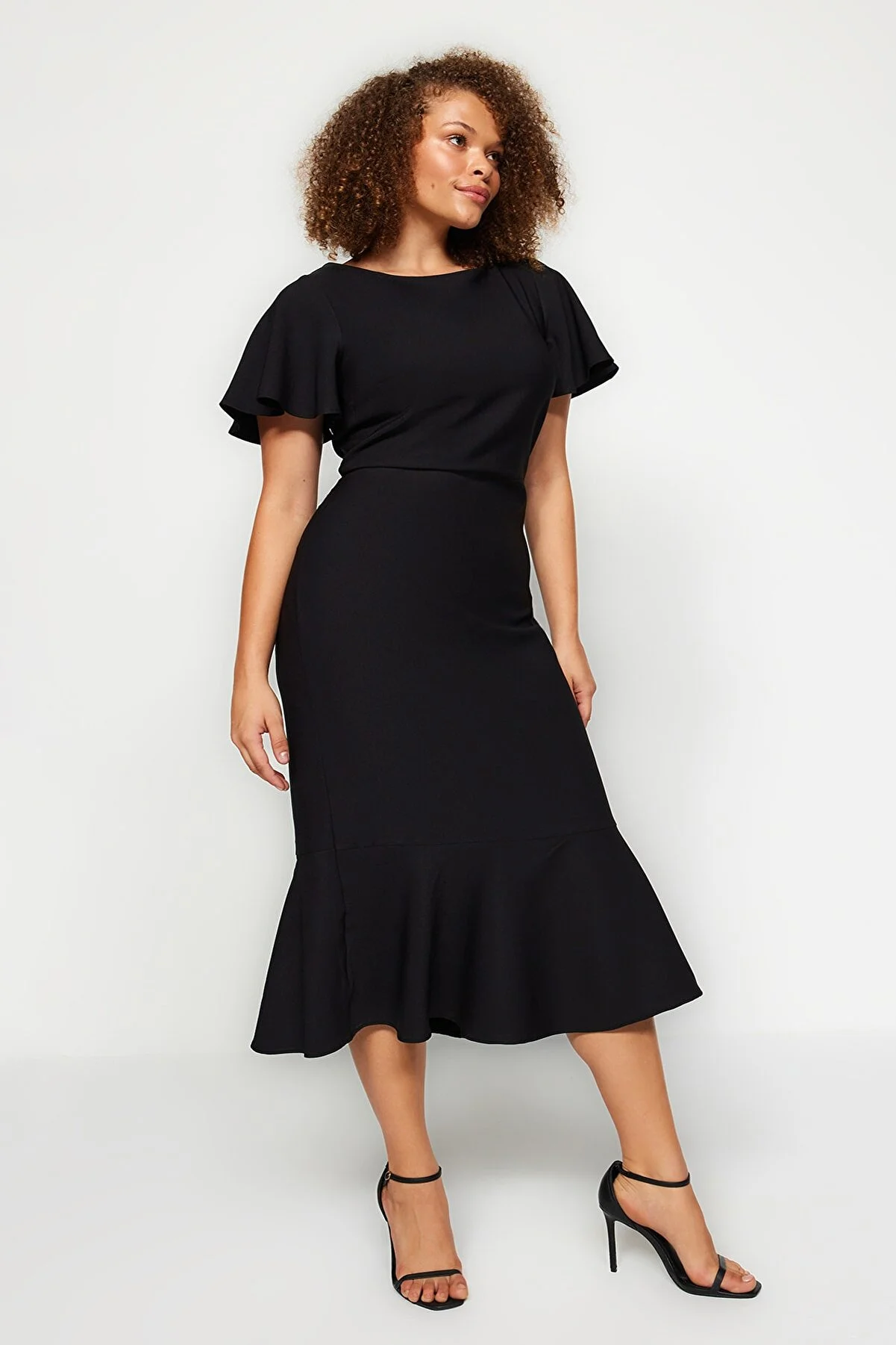 Trendyol Curve  Schwarzes Volantkleid mit gewebten Ärmeln TBBSS22EL1626