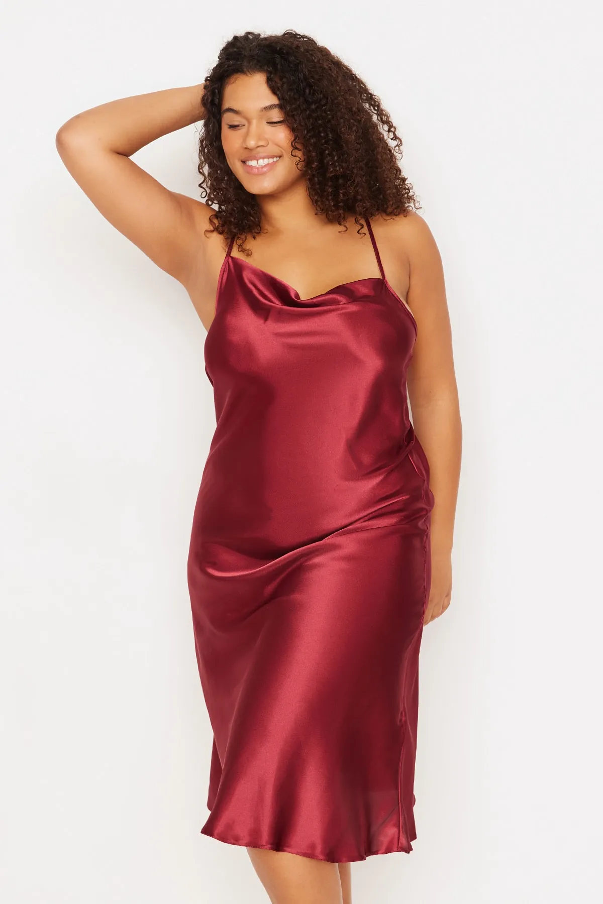 Trendyol Curve  Burgunderrotes, detailliertes Nachthemd aus Satin mit gewebter Rückseite TBBSS22GC00001