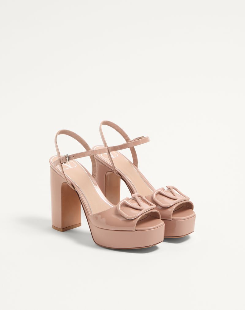Sandal med V-logo signaturplateau i laklæder 115 mm
