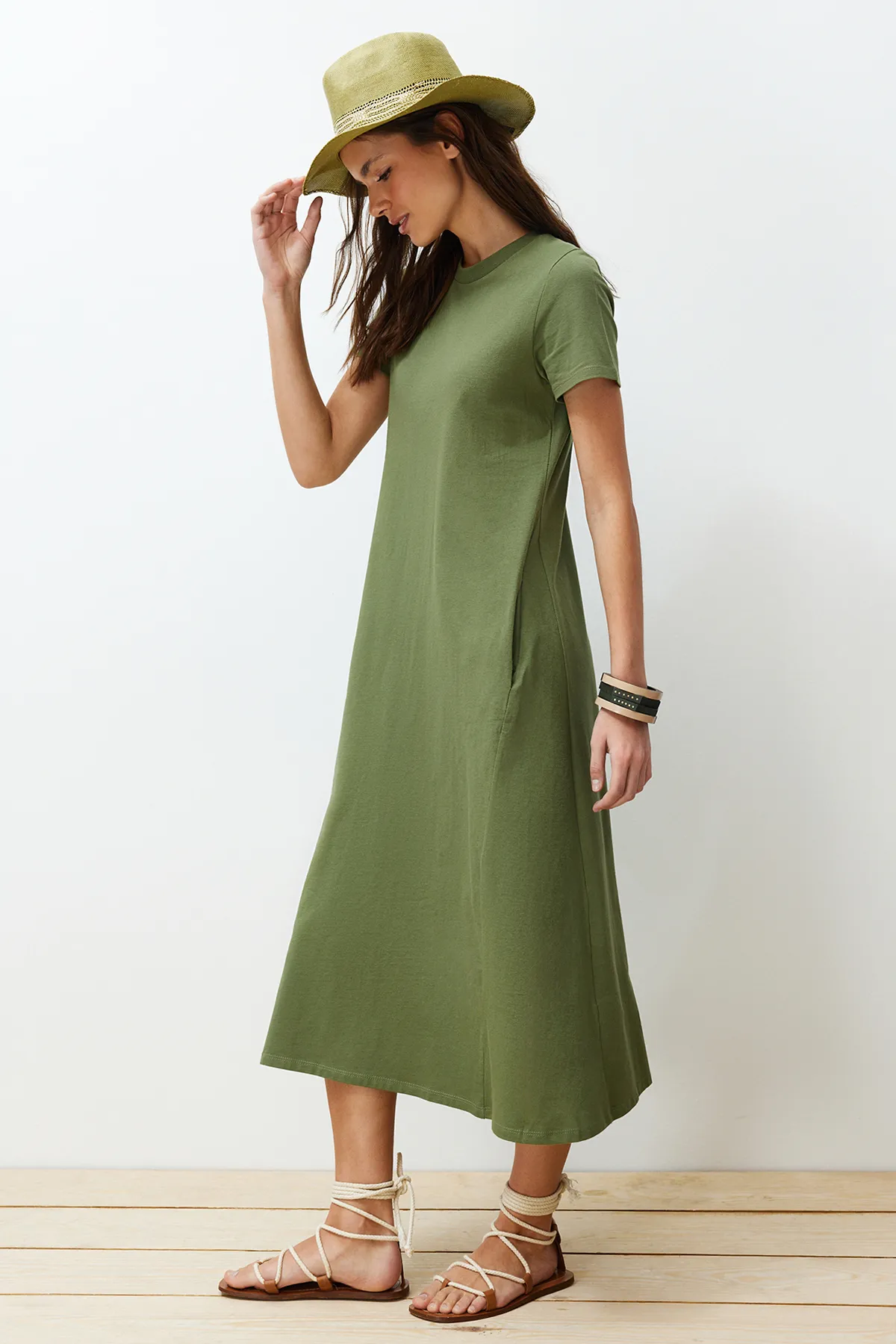Trendyol Collection  Khakifarbenes Premium-Strick-Midikleid in A-Linie mit Rundhalsausschnitt und Taschen TWOSS24EL00169